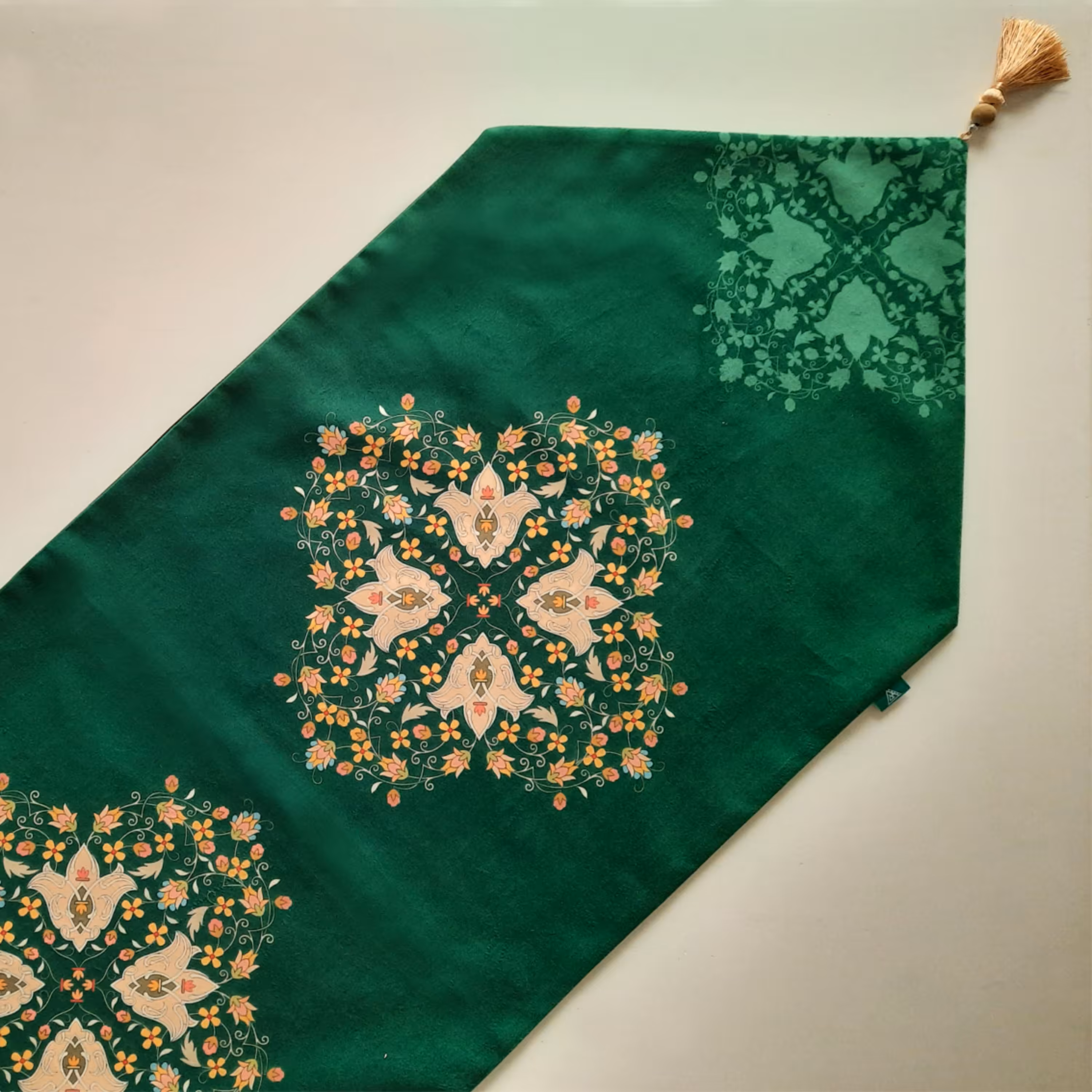 رانر مخمل آستر دار طرح دلنواز سبز روشن سایز 35X135 منگوله دار