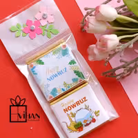 شکلات کادویی مربعی 3 در 3 سانتی متری بسته دوتائی با تم نوروز و تزئین شده با شکوفه های اکلیلی 