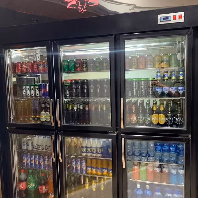 یخچال ویترینی در دو رنگ آبی و مشکی و در ابعاد مختلف  پس کرایه و هزینه ارسال بر عهده مشتری