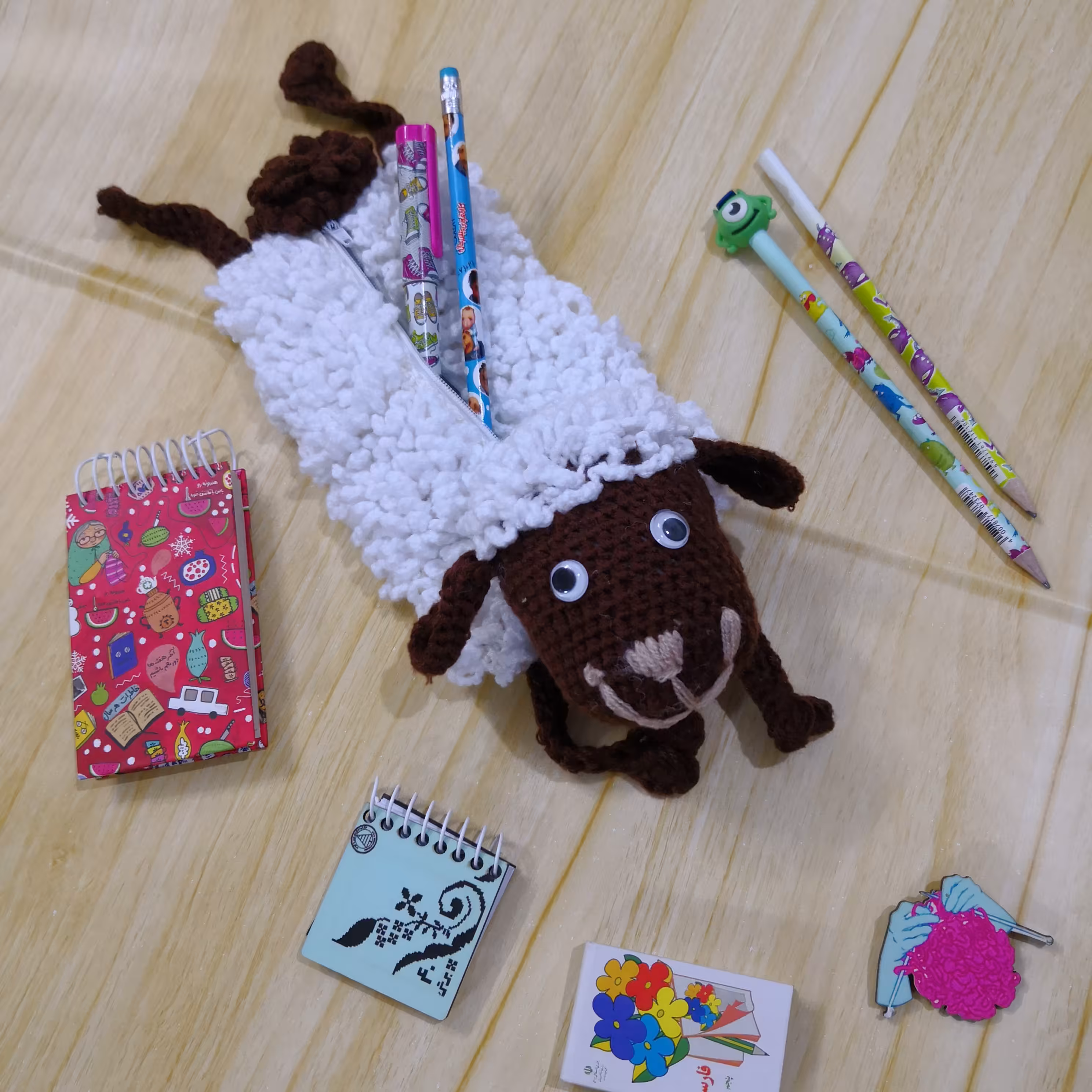 جامدادی فانتزی دست بافت سایز معمولی در طرح و رنگهای مختلف طبق سلیقه ی شماقابل سفارش 