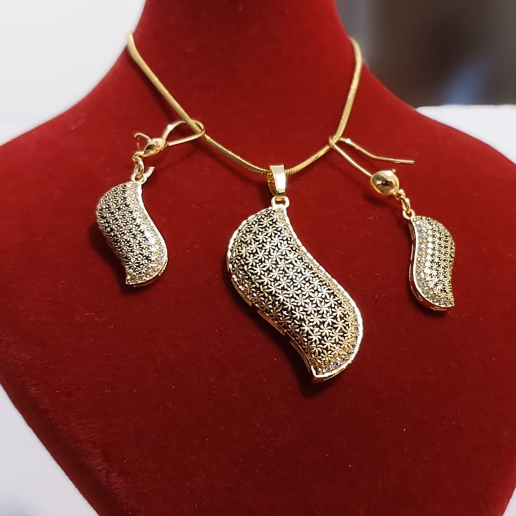 نیم ست دخترانه و گردنبند زنانه مارگازیت طرح رویا نگین دار