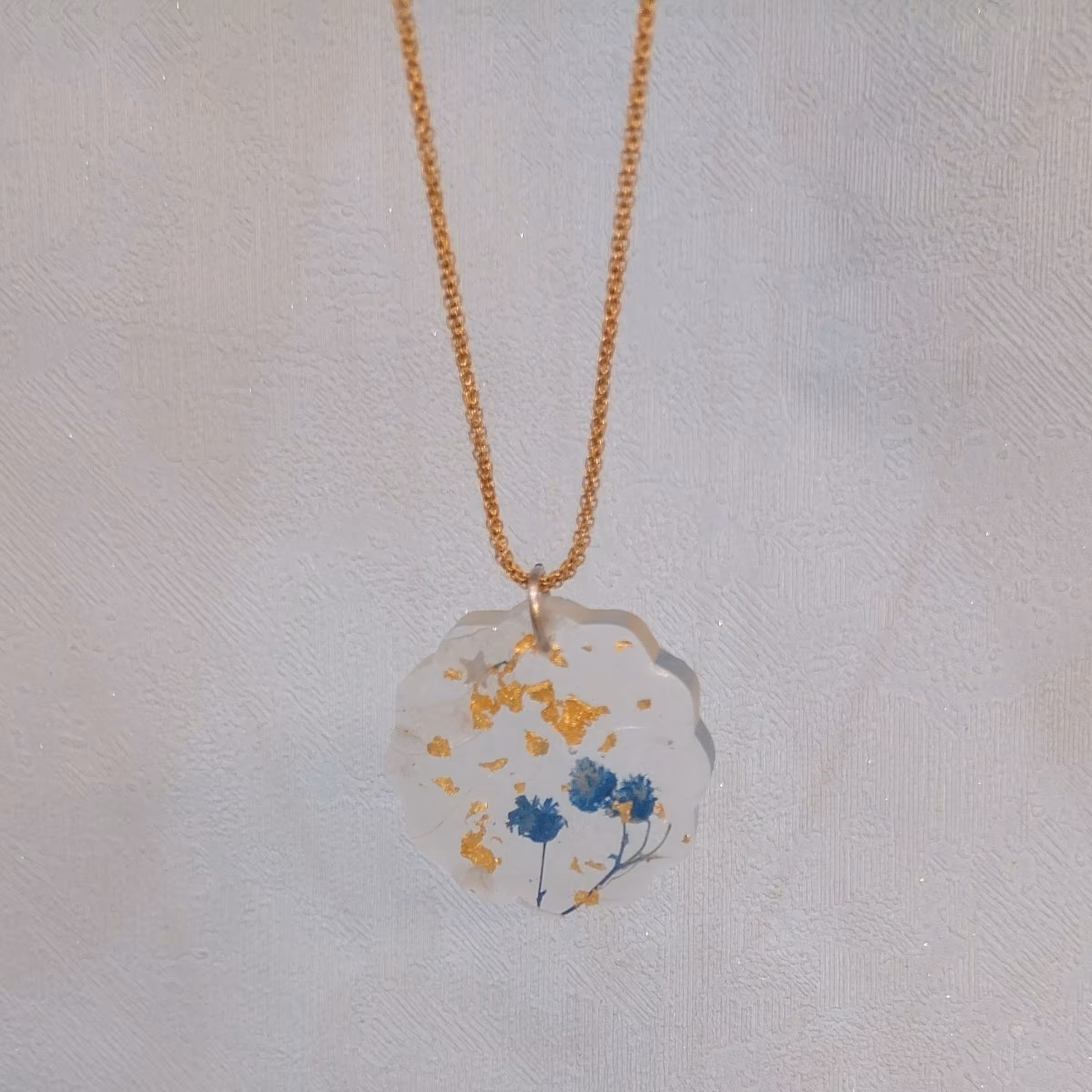 گردن بند شفاف رزینی با تزئین گل و ورق طلا ساخته شده از رزین درجه یک