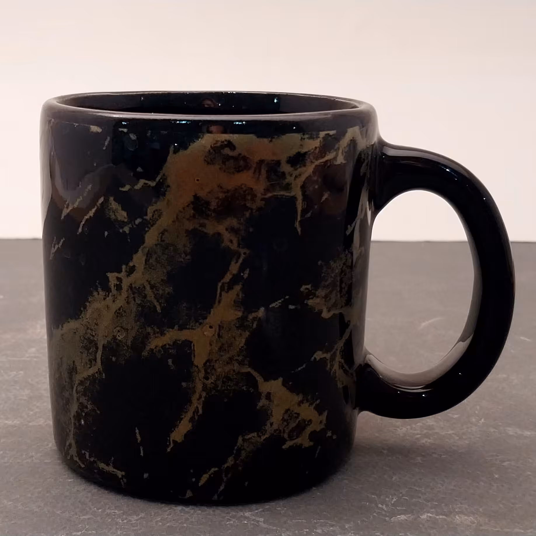 ماگ مشکی  طلایی