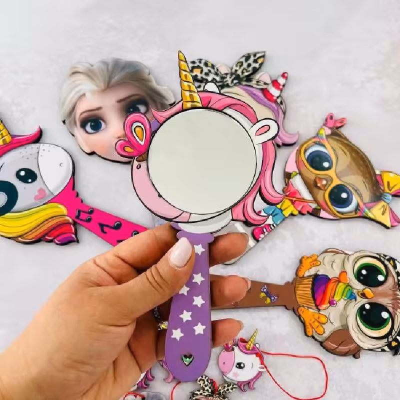 شانه و آینه چوبی