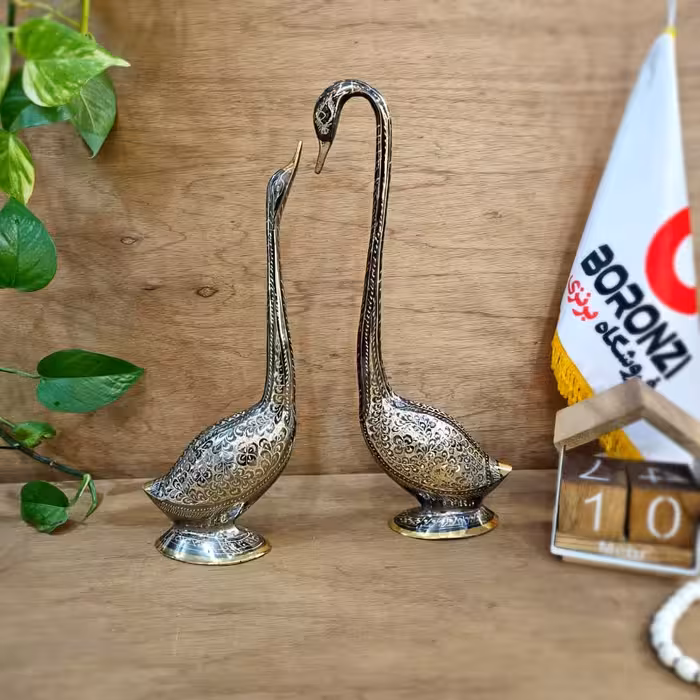 مجسمه قو عاشق برنزی طرح سیاه قلم 37 سانتی متر