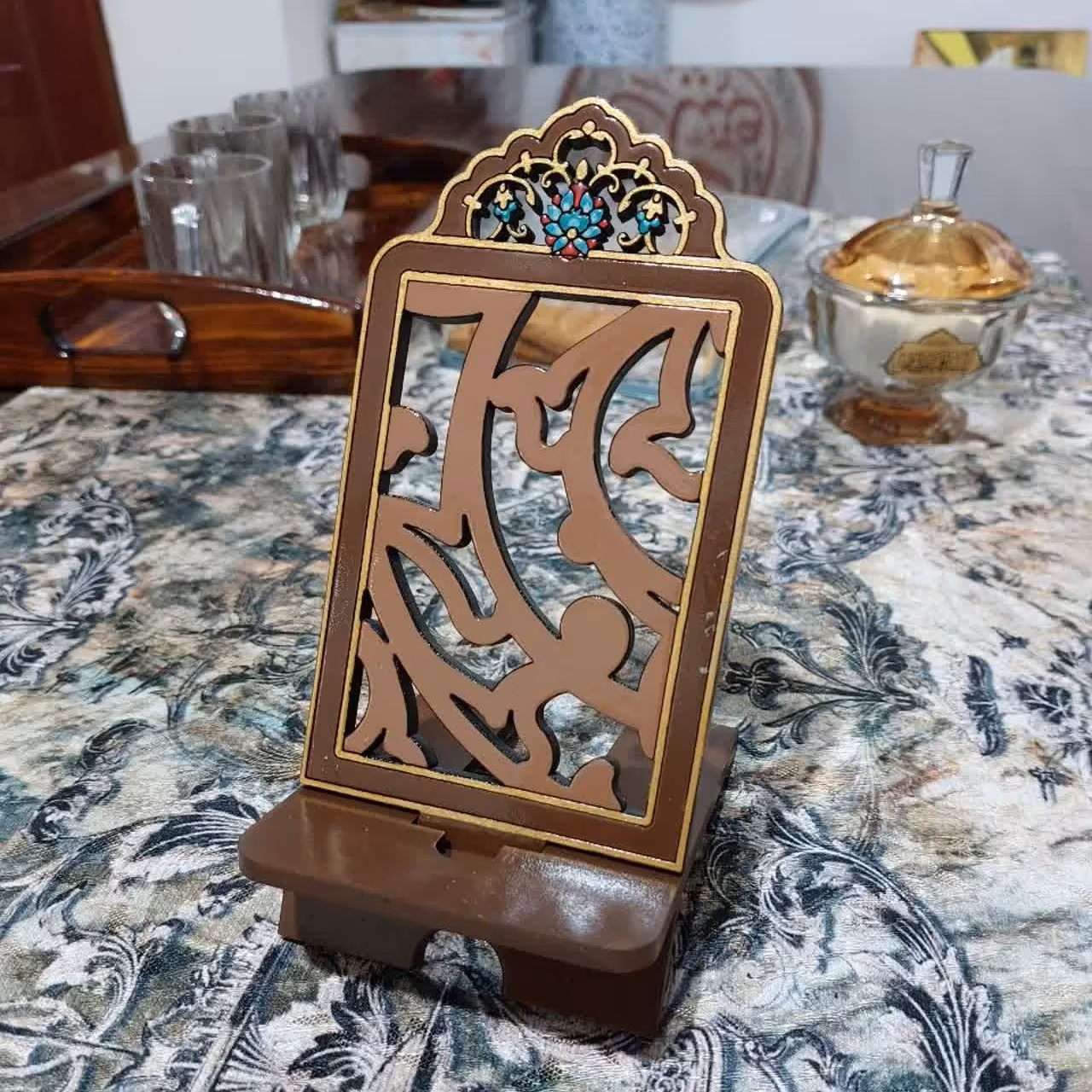 استند جاموبایلی چوبی با امکان اتصال سیم شارژر  طرح اسلیمی کد 201