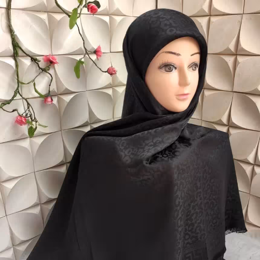 روسری مشکی مجلسی
روسری نخ ابریشم ژاکارد طرح سنگی
دو رو براق
قواره 130