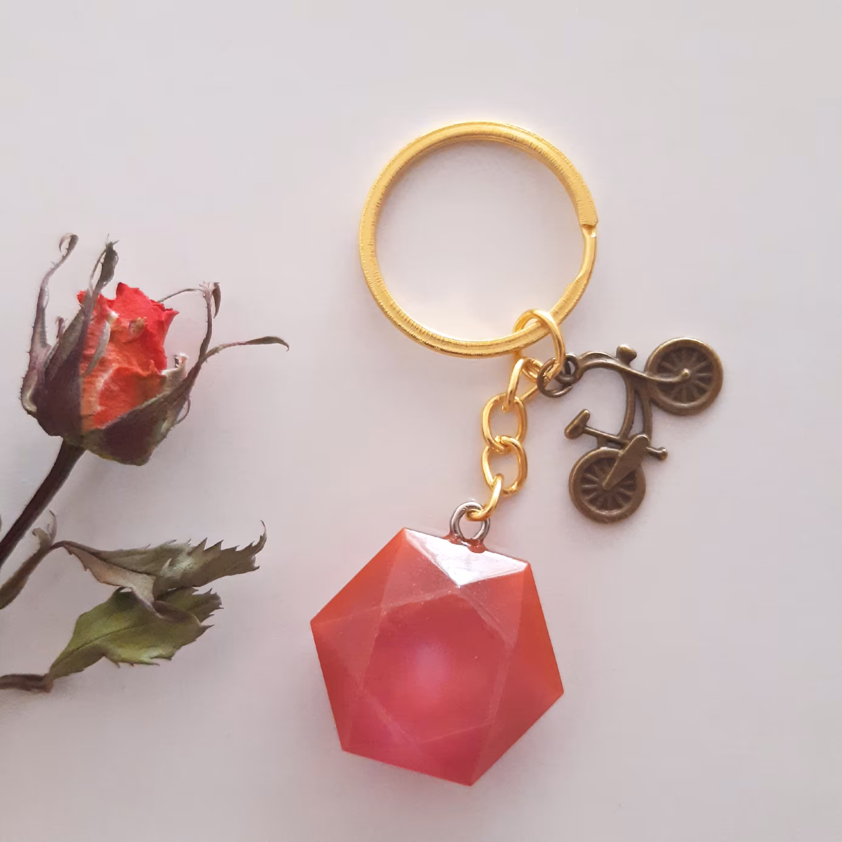 سرکلیدی و جاسوییچی شش ضلعی رزینی به همراه یه دوچرخه برنزی زیبا