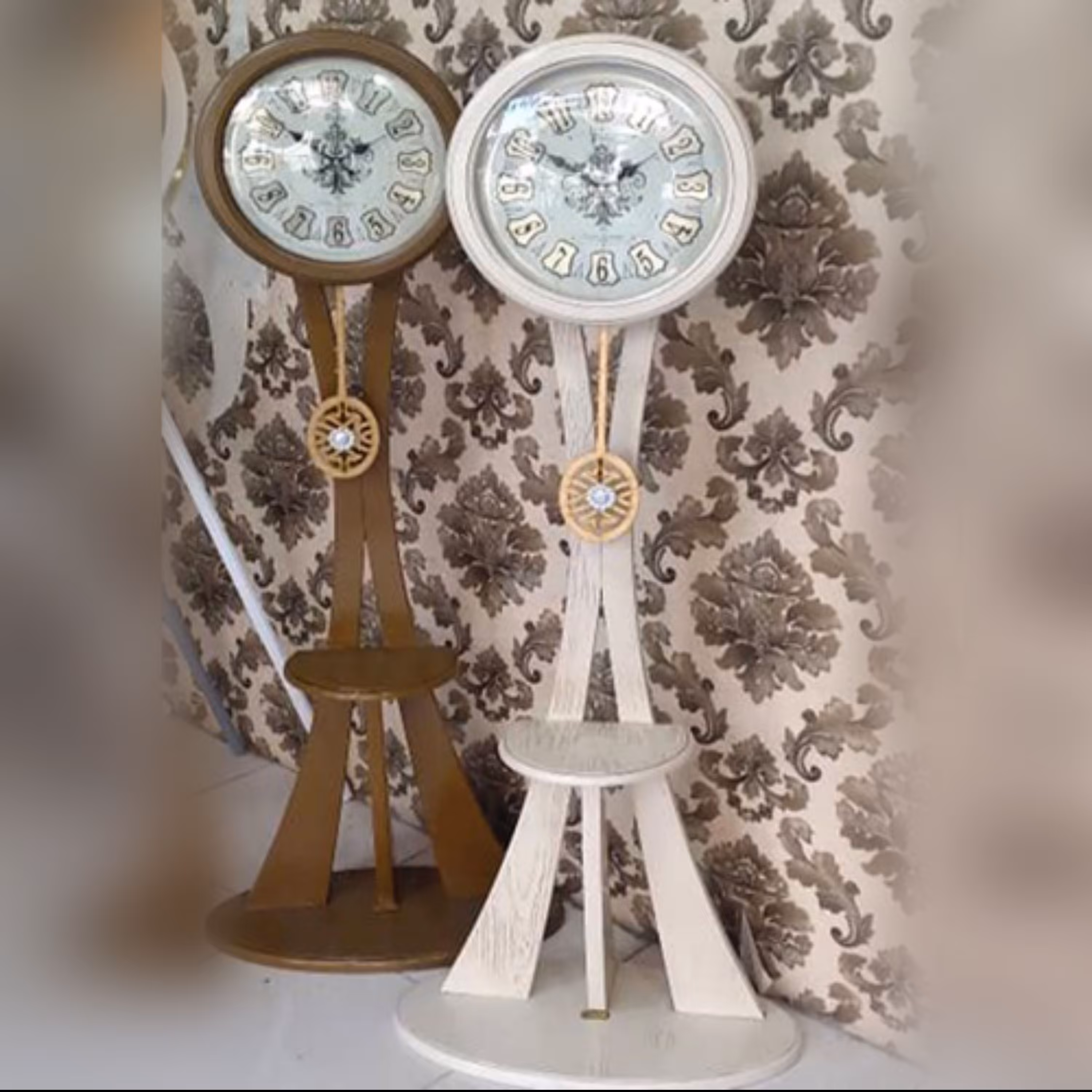 ساعت ایستاده کنار سالنی کد 103