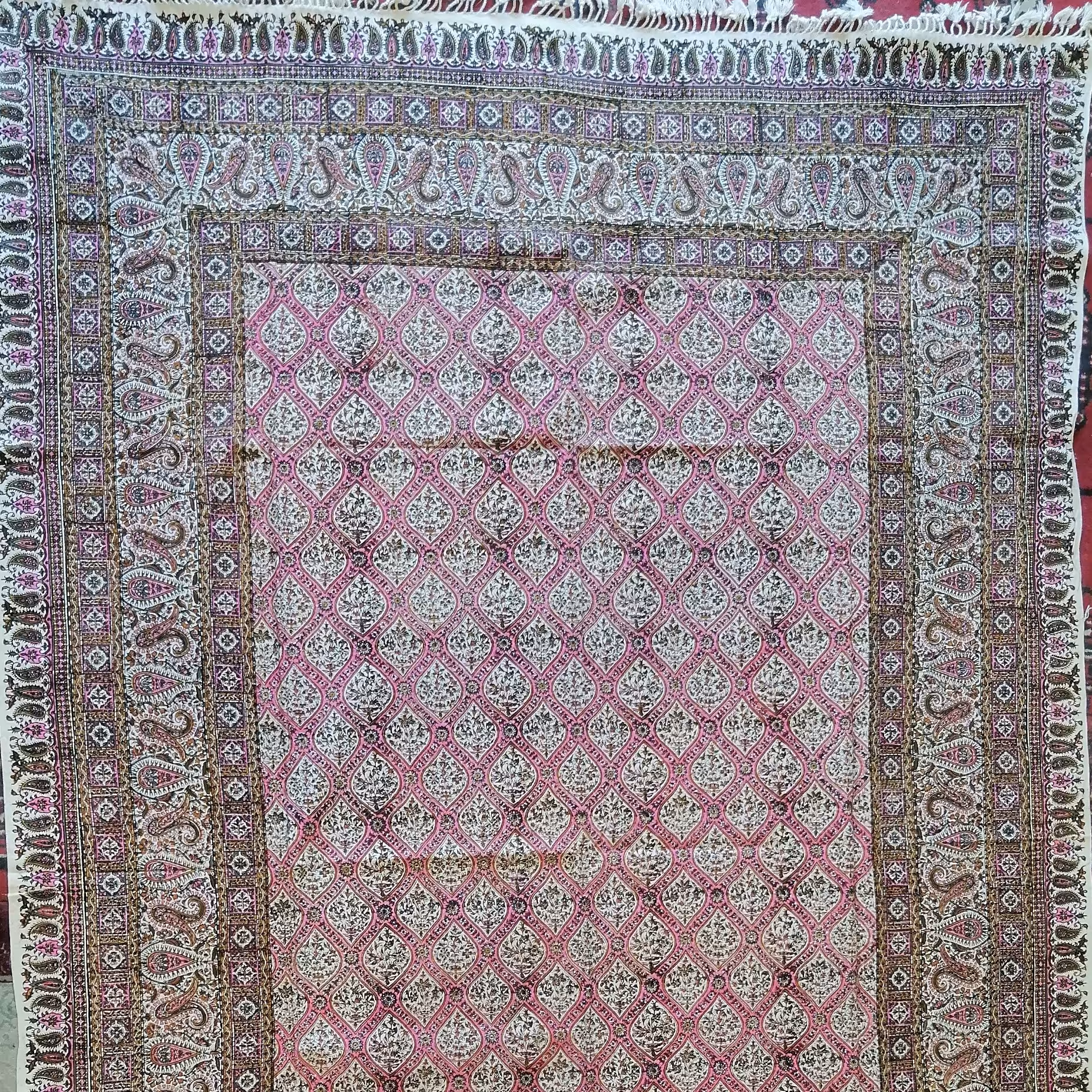 رومیزی 140در200 طرح حقه ای صورتی