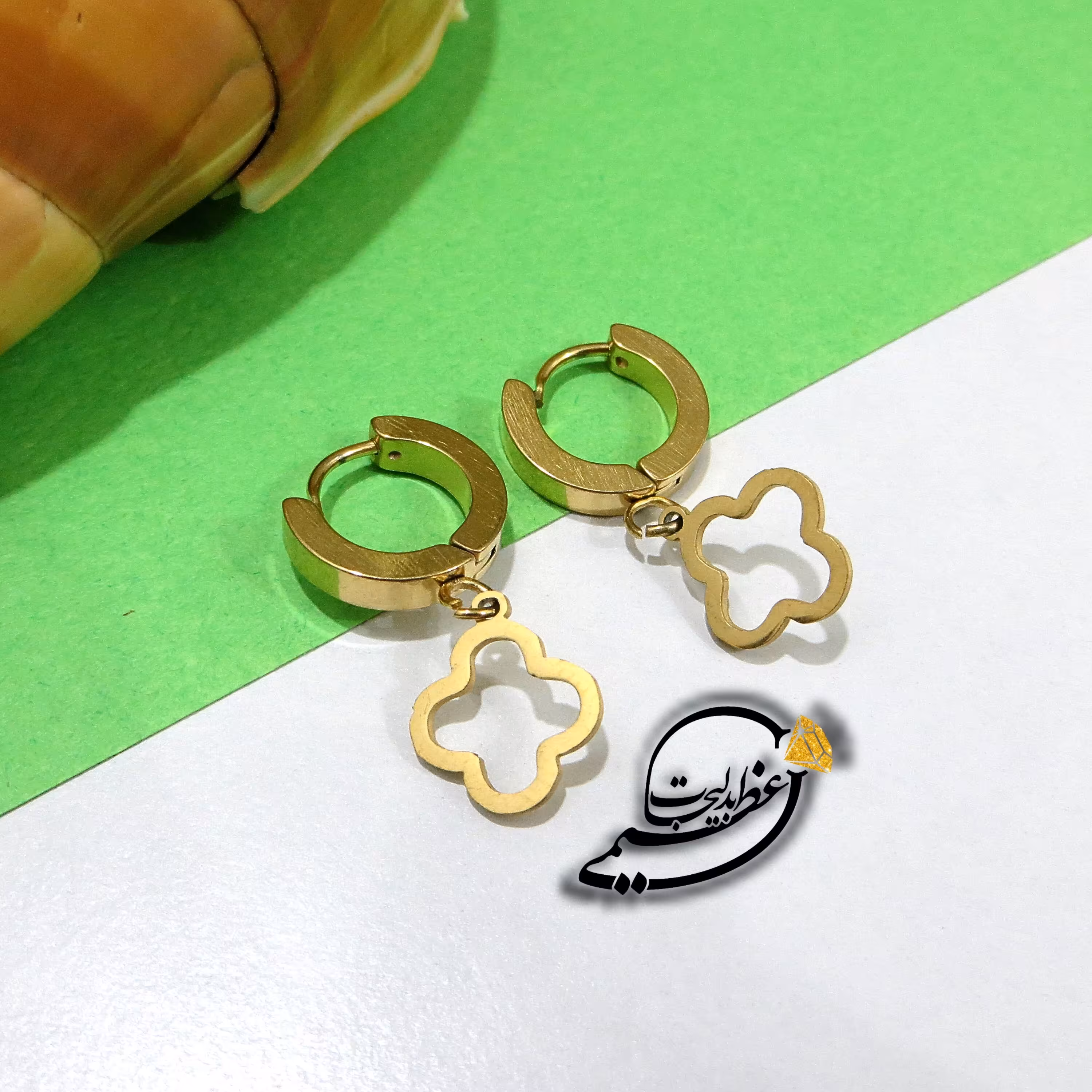 گوشواره استیل حلقه ای رنگ ثابت طلایی آویز دار در طرح ونکلیف