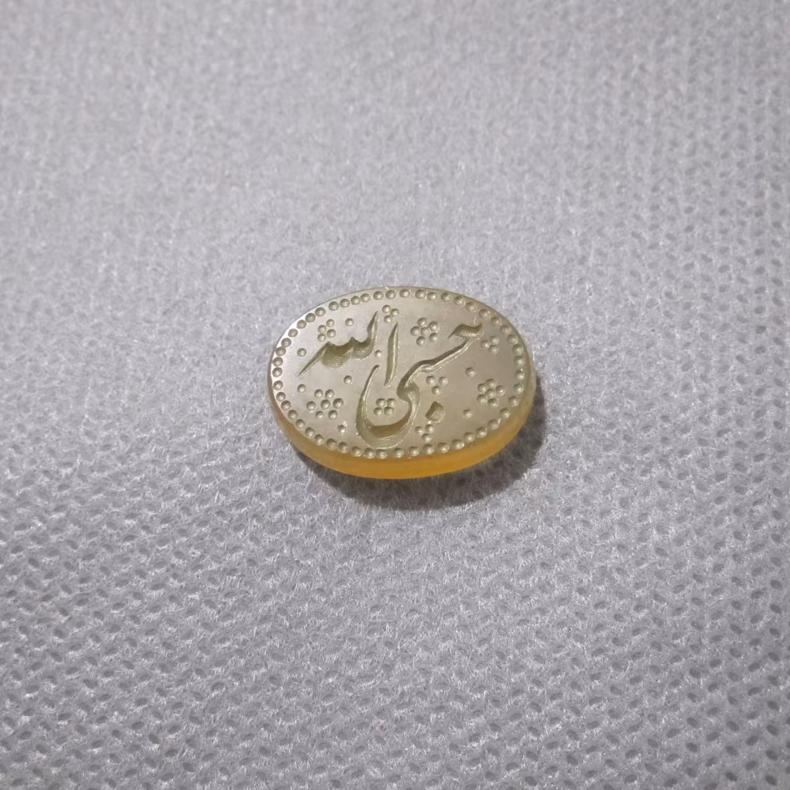 کتیبه عقیق یمن اصل با رنگ طبیعی دارای حکاکی دستی حسبی الله