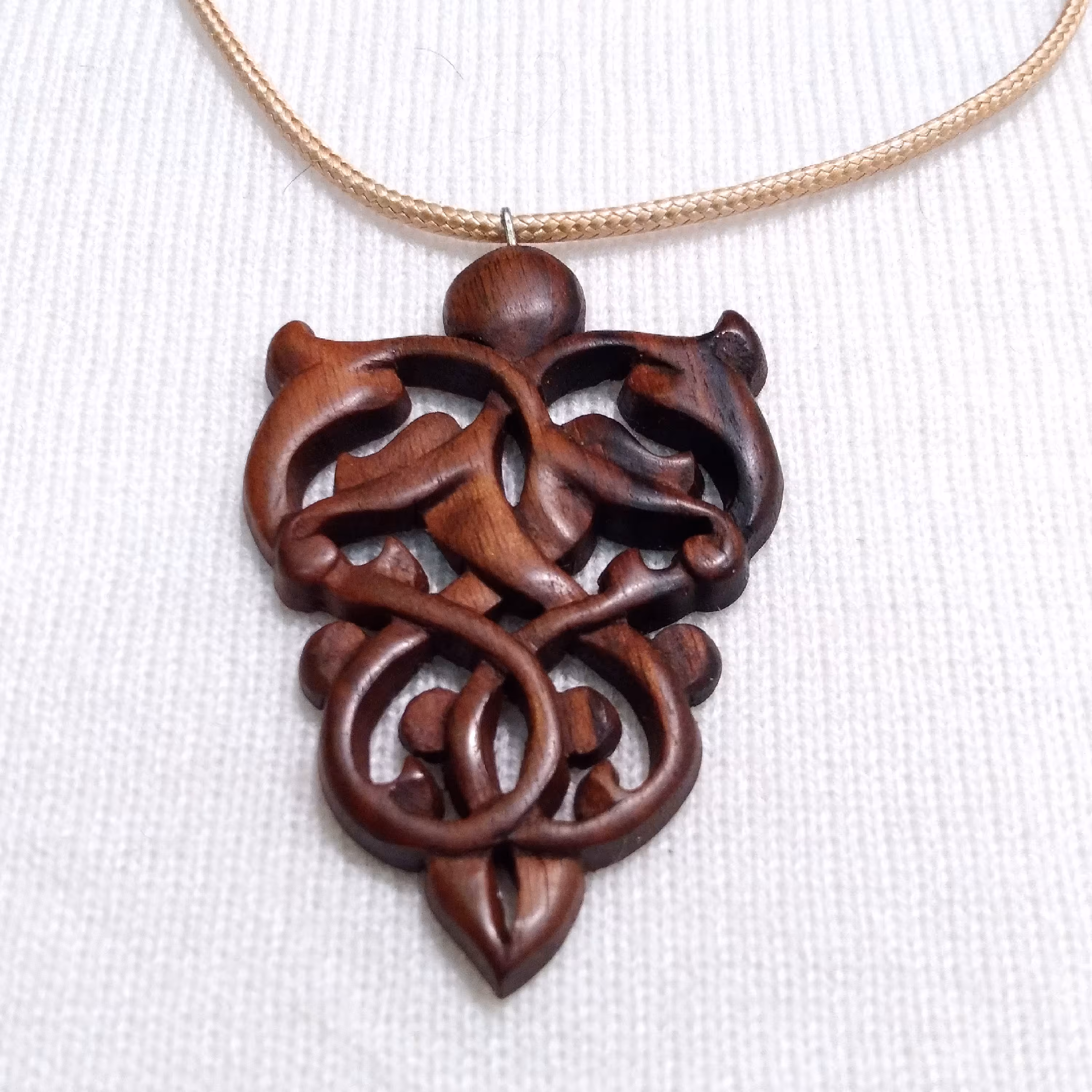 گردنبند، طرحی اصیل اجرا شده روی چوب گردو 

