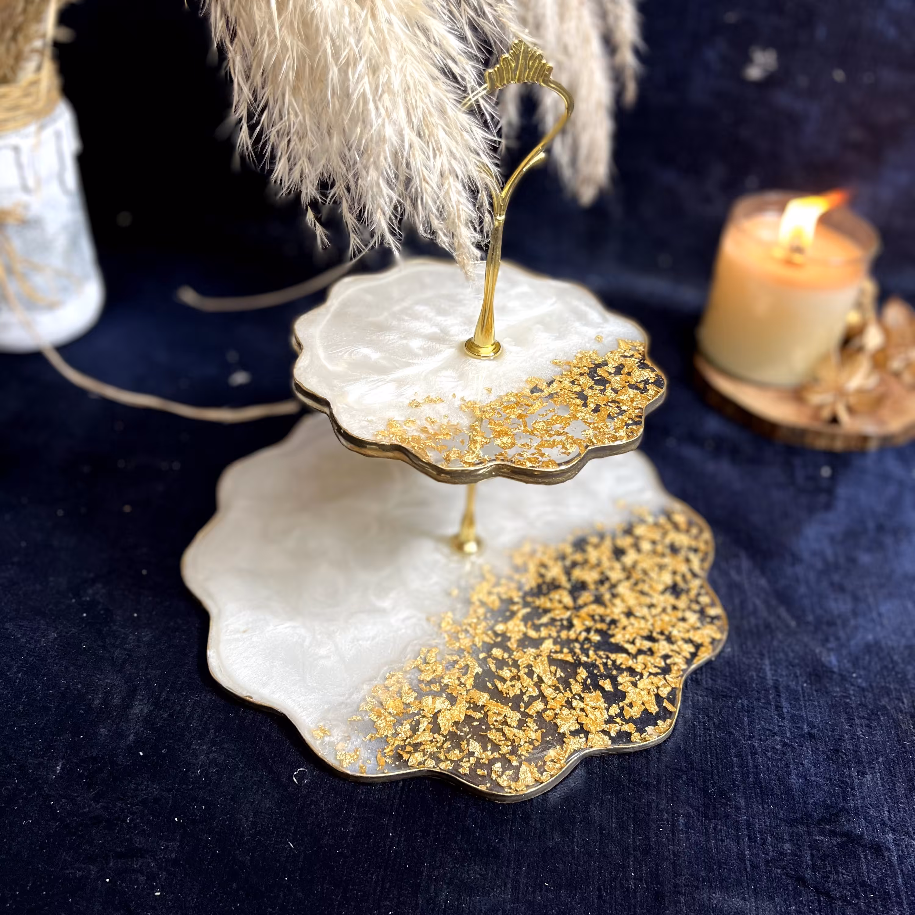 شیرینی خوری کاپ کیک خوری دو طبقه رزینی کارشده با ورق طلا 