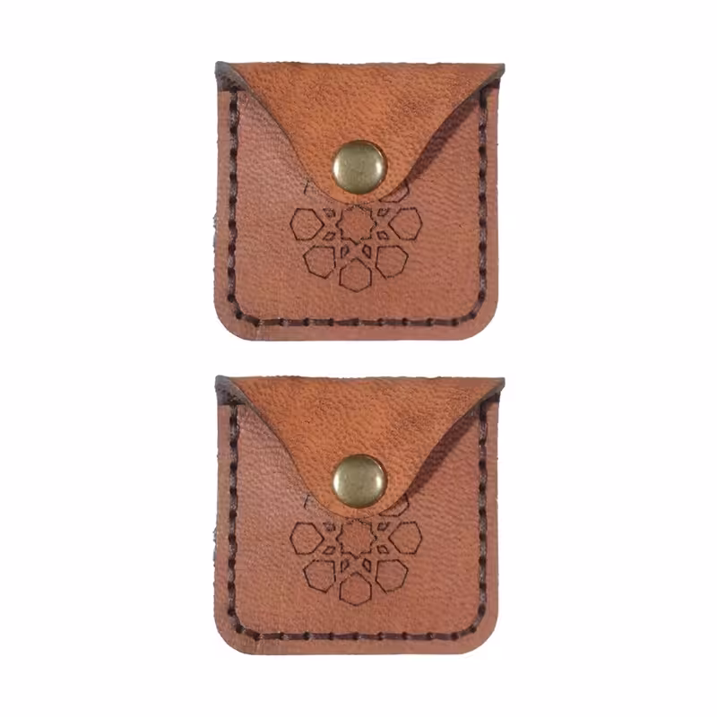 گردنبند چرم طبیعی طرحدار حرز  روی پوست آهو با جعبه کادویی چوبی فاخر بسته 4 عددی