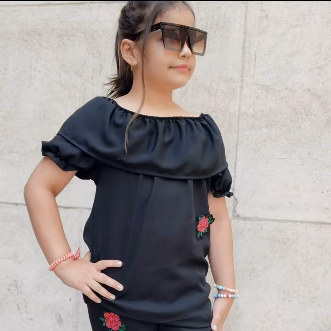 شومیز شلوار بچه گانه پارچه کرپ حریرکار جدید پرفروش شیک جنس حریر درجه یک کار خنک و تن خور عالی .در 4 سایز 45 50 55 60