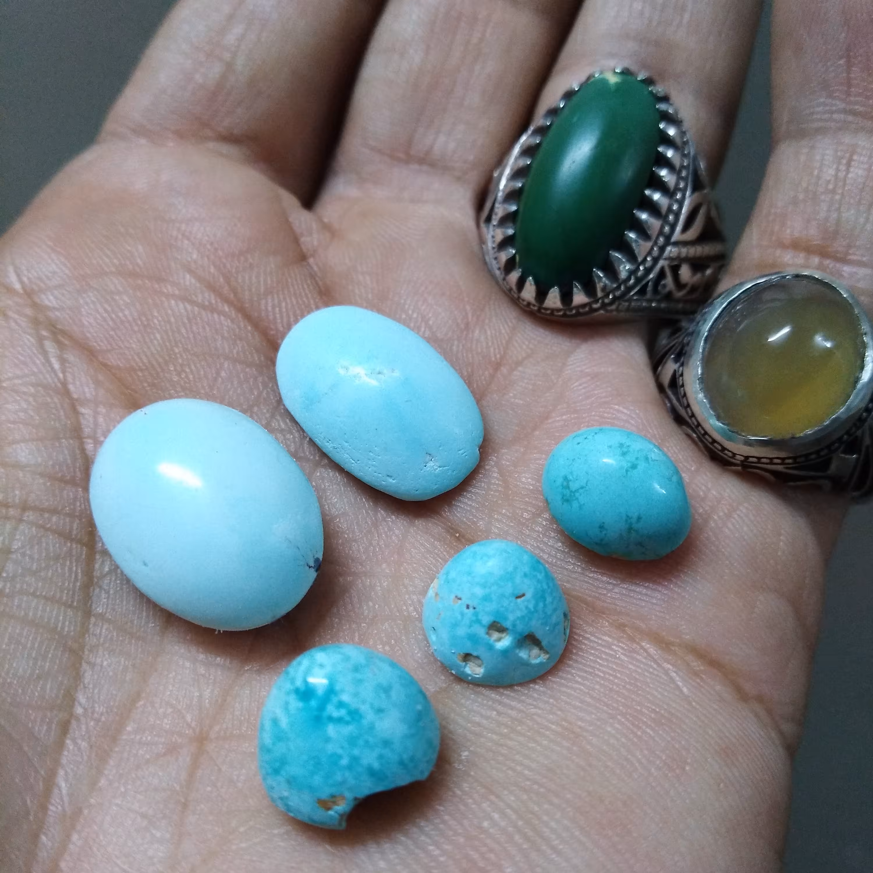 پک 5 عددی فیروزه نیشابور طبیعی ، تمام مغز و قواره دار به ضمانت معدنی و بدون احیا ( 10 تا 21 میلیمتر )