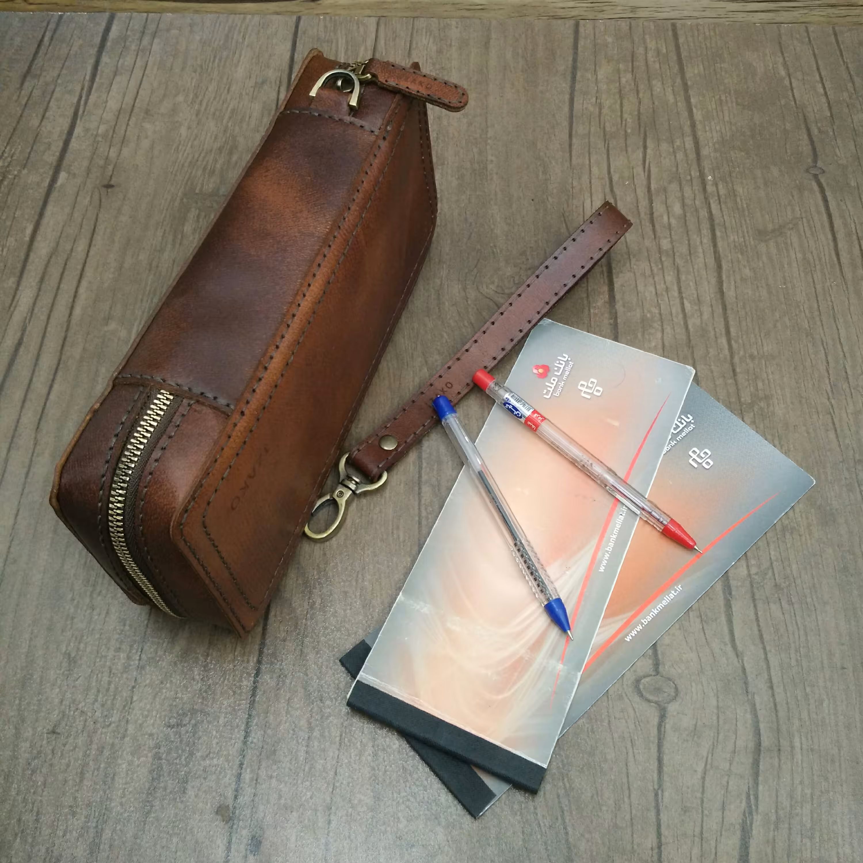 کیف 5 کاره چرم طبیعی : 2چک ، 18 کارت ، 2 خودکار ،1   زیپ پول ، 2 محل مدارک مدل i-271 ایزاکو