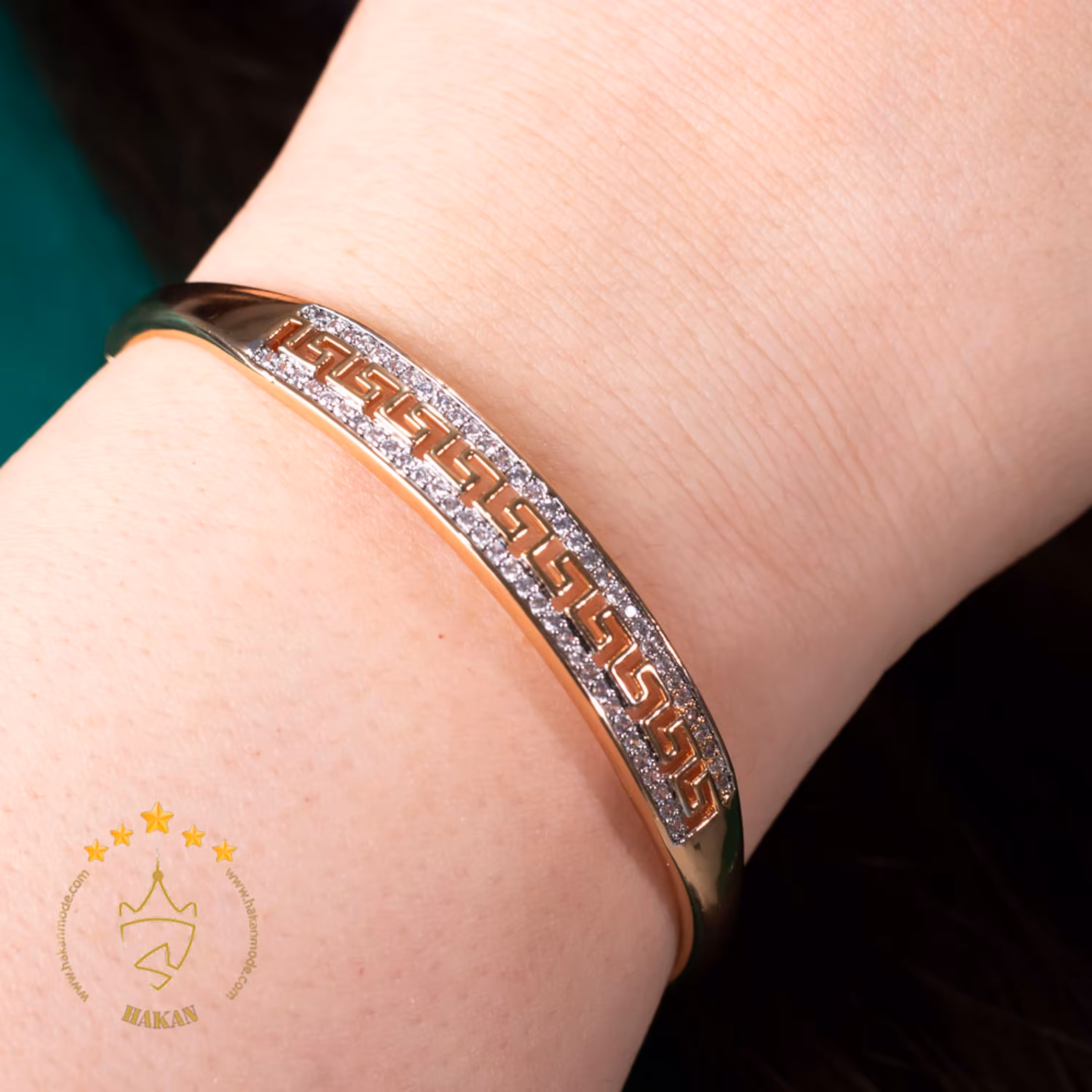 دستبند النگویی ورساچه نگین دار ژوپینگ XP 663.1