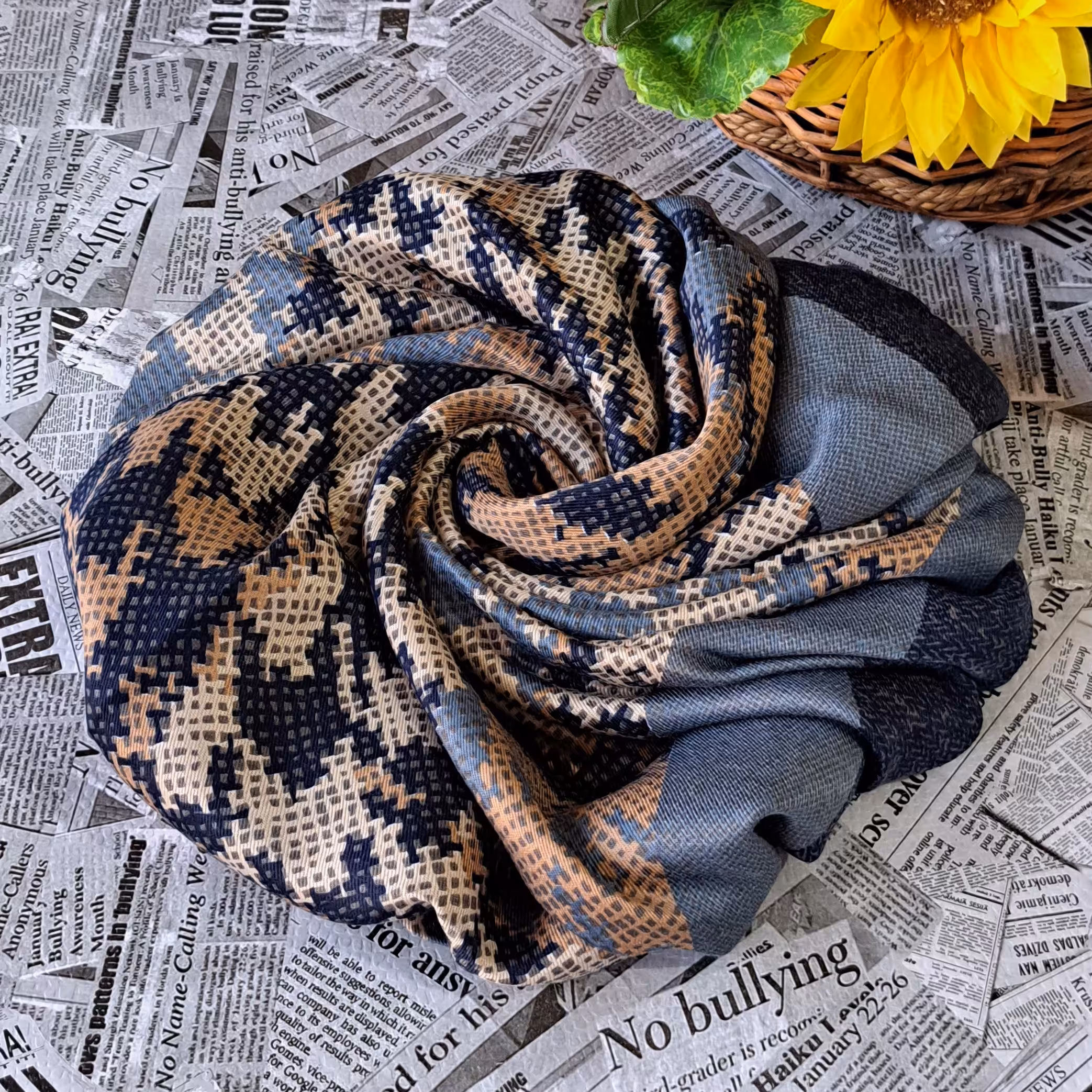 روسری زنانه نخی پاییزی  سرمه ای طوسی دور قابدار  قواره 140 ارسال رایگان