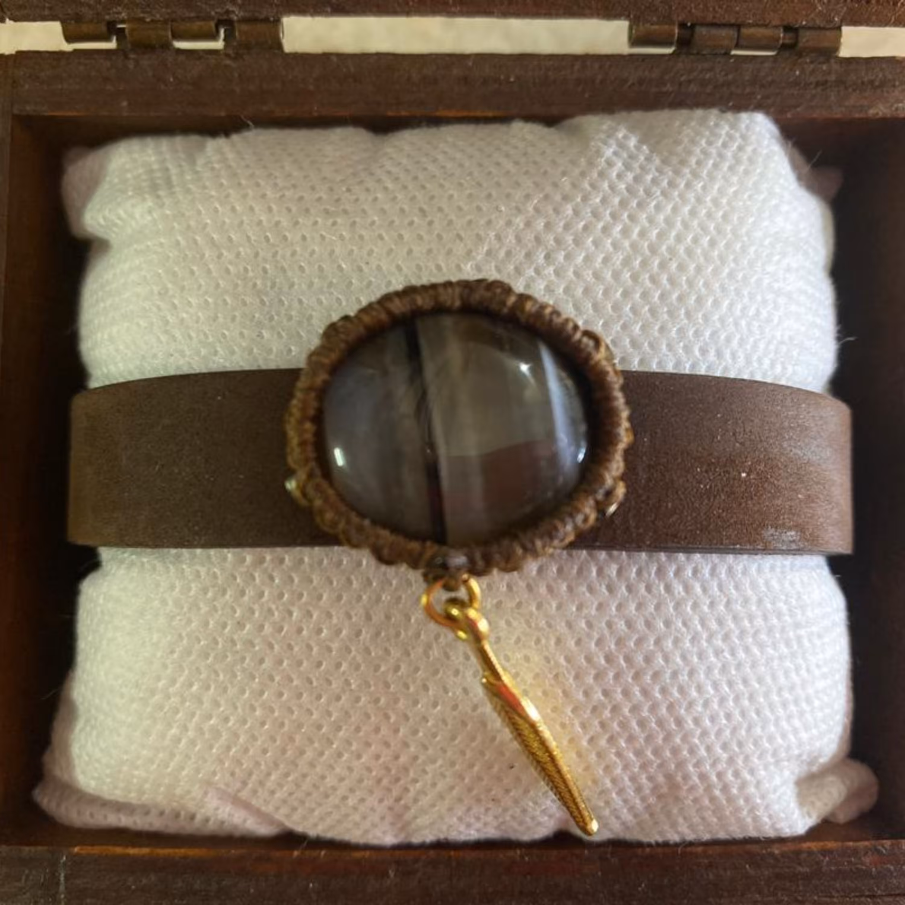 دستبند بند چرم همراه با نگین عقیق سلیمانی