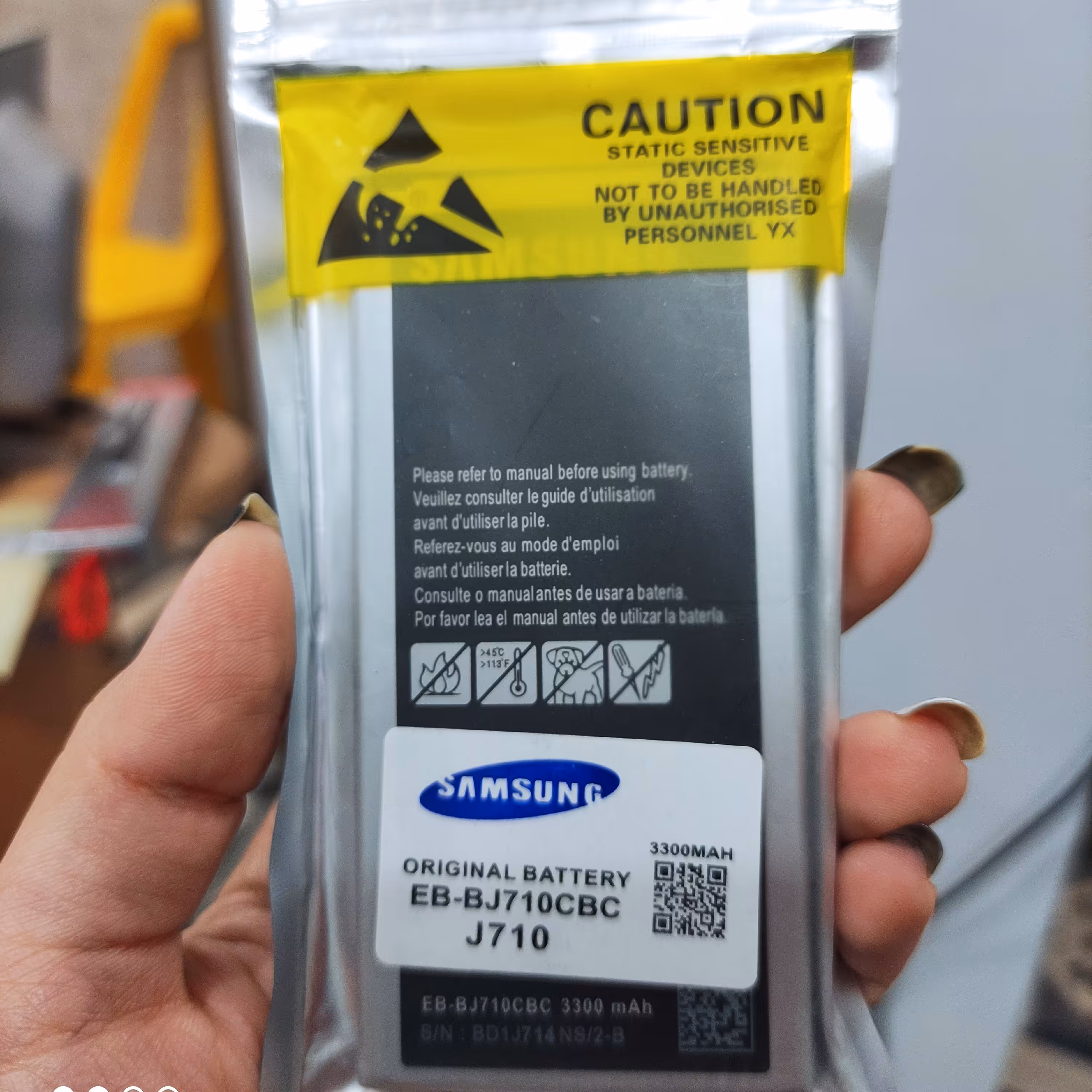 باتری موبایل اورجینال سامسونگ مدل j710 با ظرفیت 3300 میلی آمپر