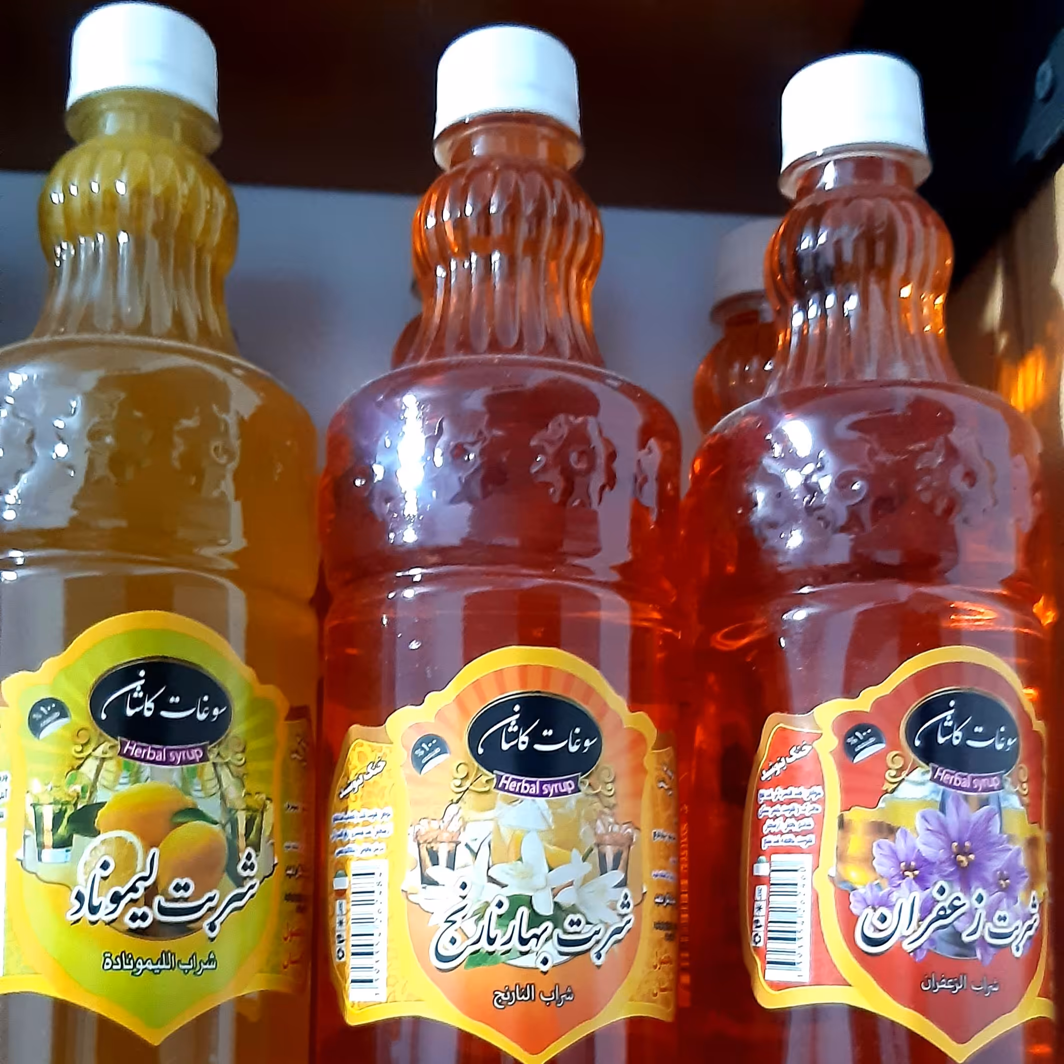 شربت بهارنارنج سوغات کاشان. ترکیبات: آب .نبات مایع. بهارنارنج.غلظت یک به هفت.