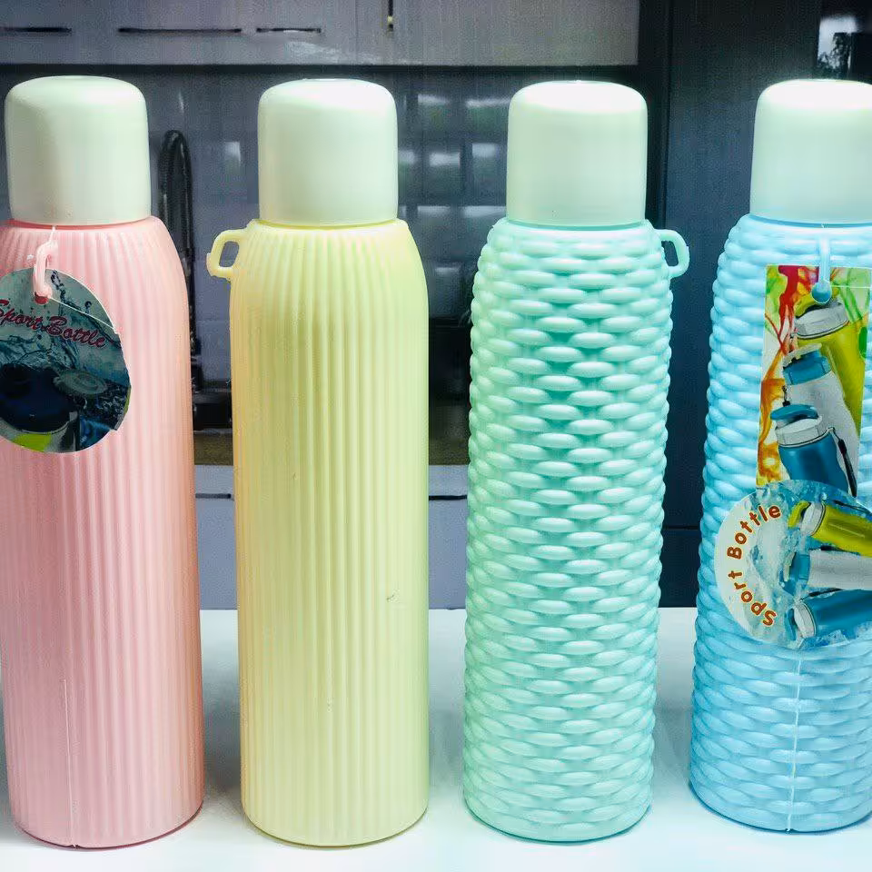 بطری یا قمقمه اب رنگ صورتی و زردو سبز 