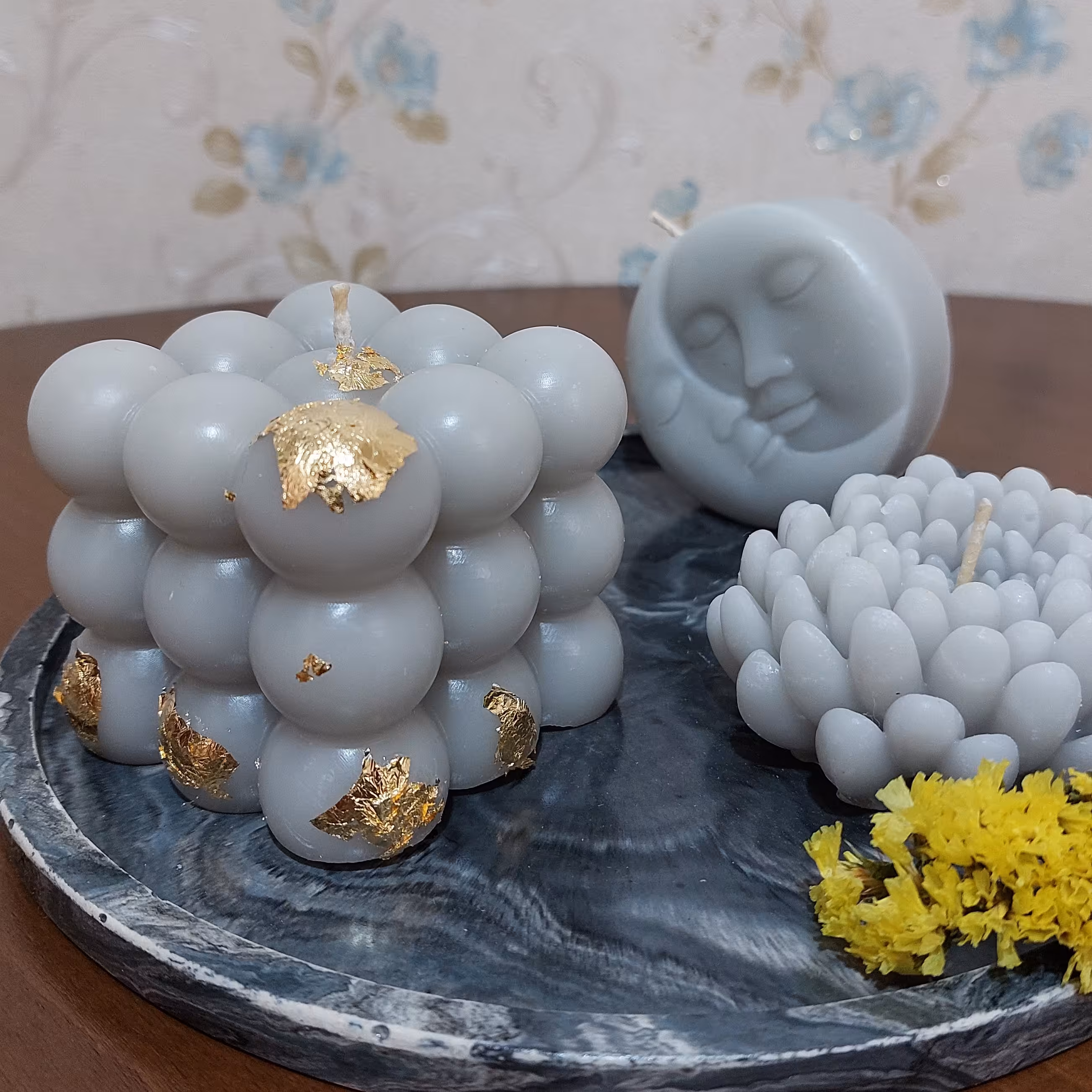 شمع روبیک طوسی تزئین شده با ورق طلا