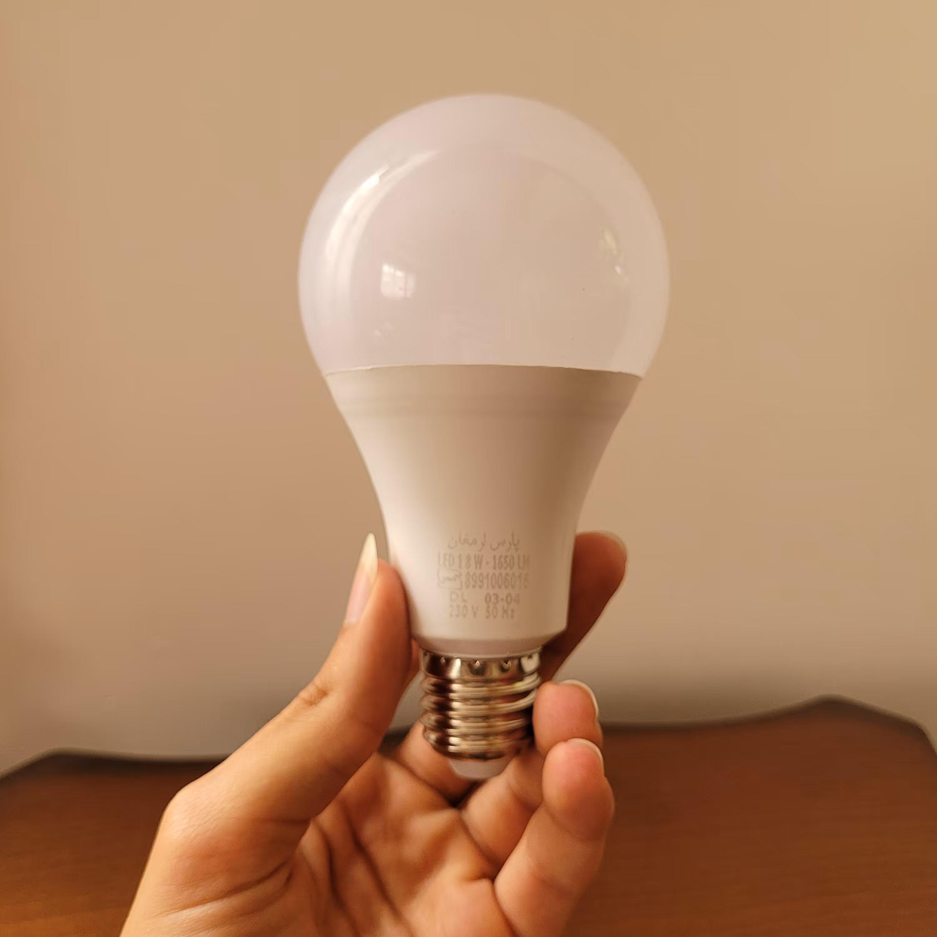 لامپ 18 وات پارس ارمغان 4 عددی نوردهی عالی و کیفت بالاگارانتی دار