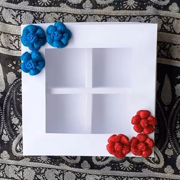 جعبه تی بگ مقوایی سفید 20در 20 با چهار بخش با تزیین گلهای فومی