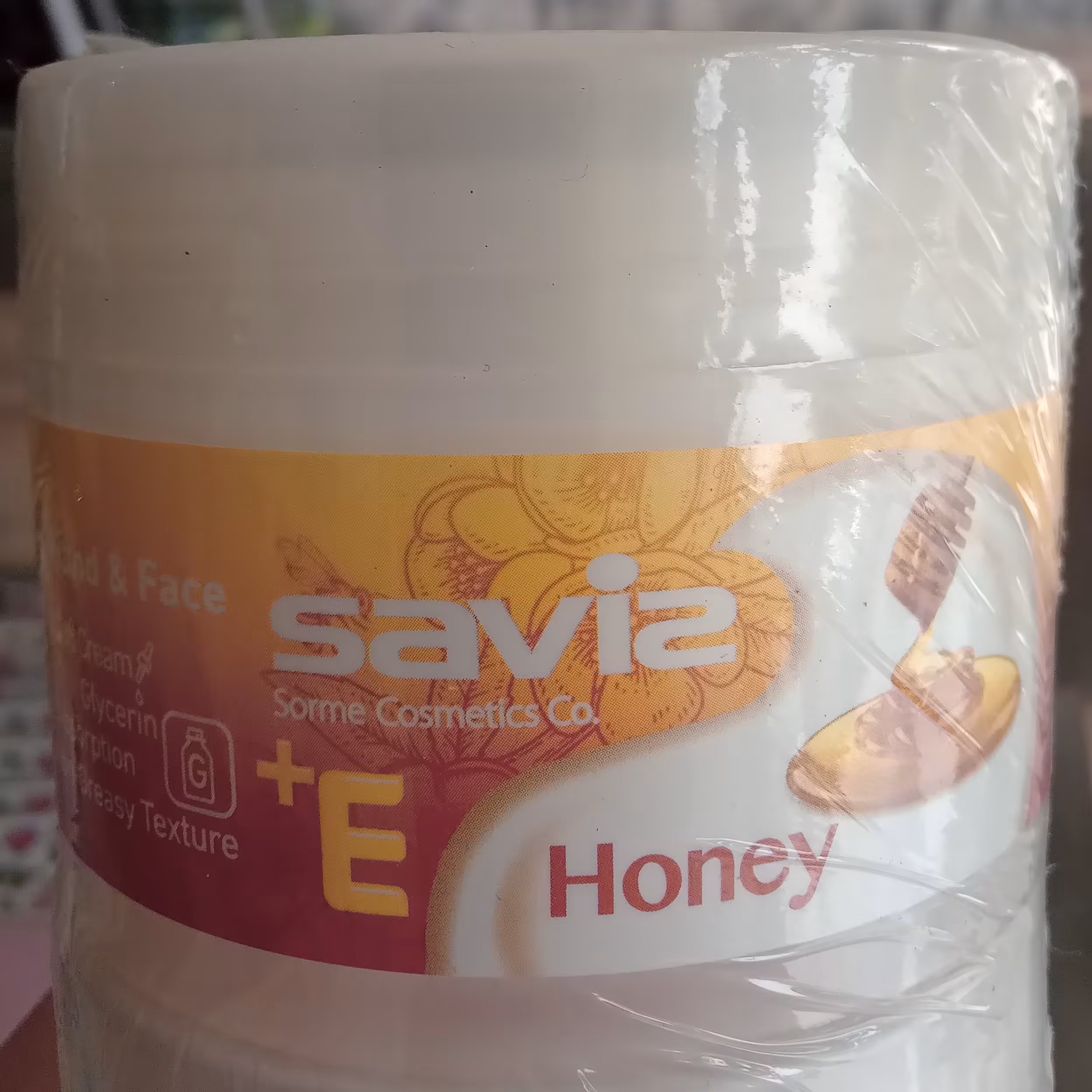 کرم ساویز کاسه ای عسل و ویتامین لی