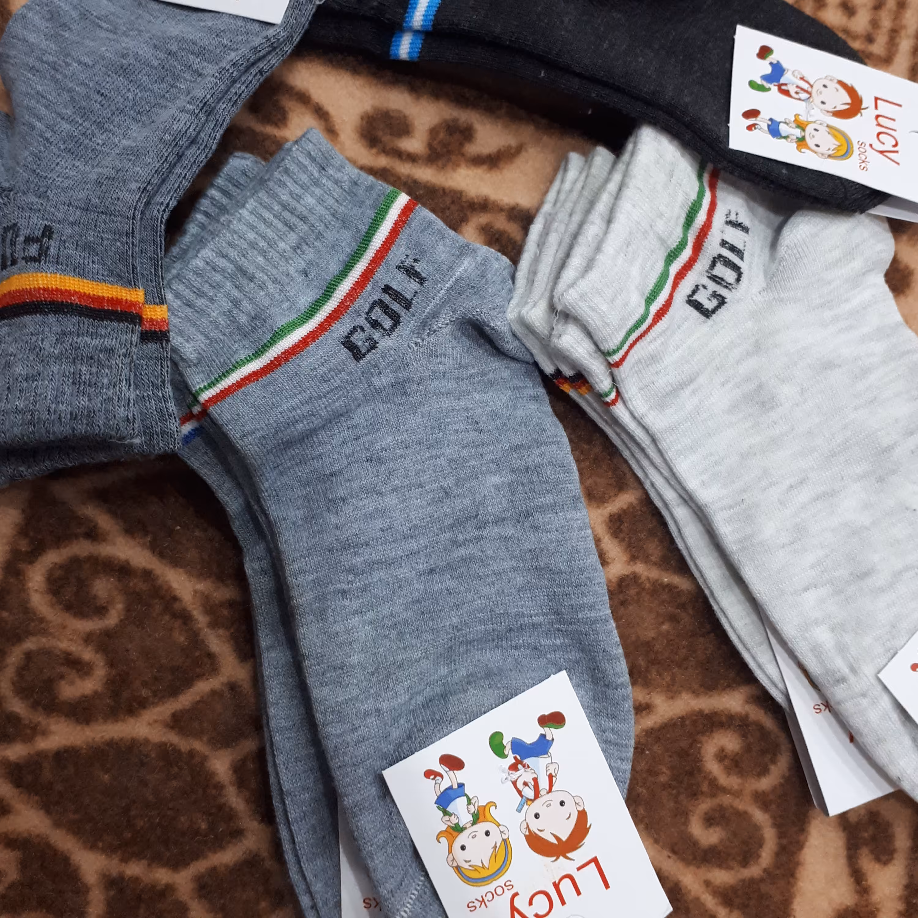 جوراب پسرانه اسپورت ساق کوتاه مناسب 8 تا 10 سال نرمال  کف پا بدون کشیدن حدود 14 سانت فقط رنگ سفید و طوسی