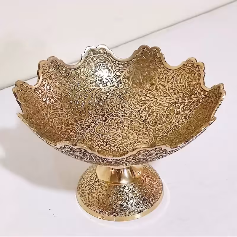 آجیل خوری برنجی هندی یا شکلات خوری برنجی قطر 18 سانت مدل لبه قلعه با طرح طاووس اجیل خوری برنزی شکلات خوری برنزی و زیبا