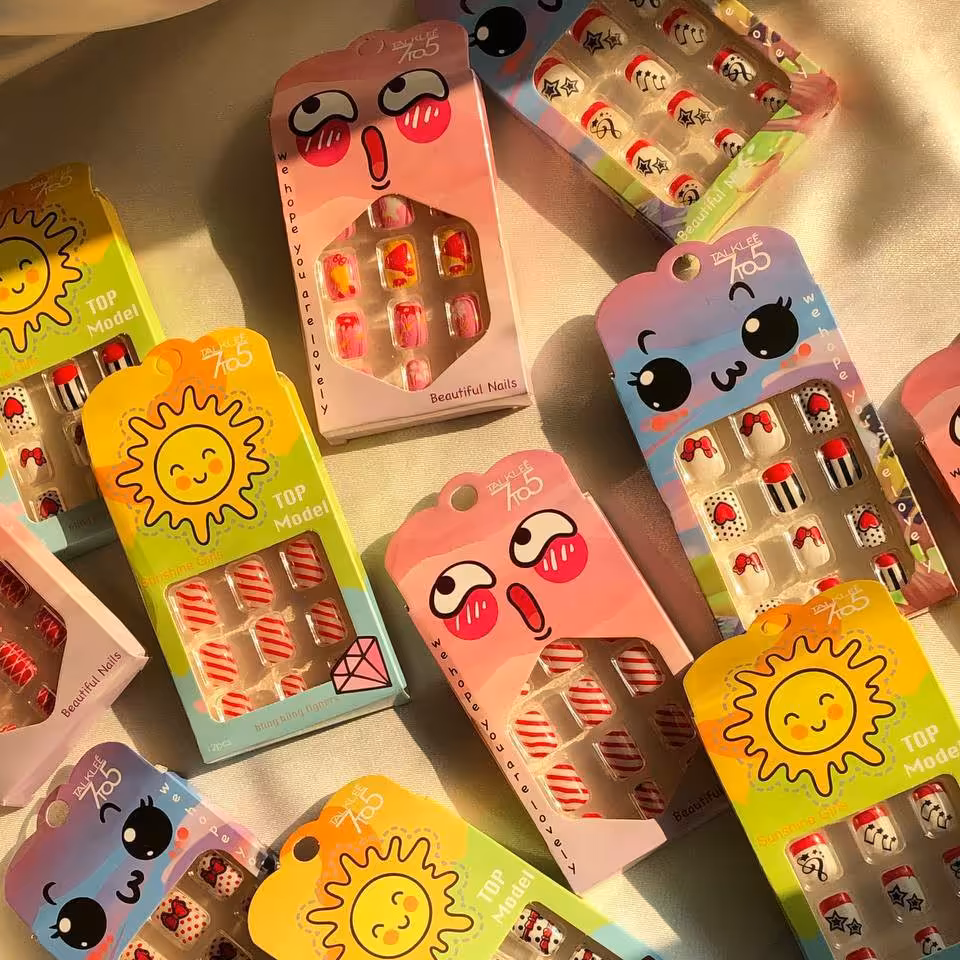 ناخن مصنوعی بچگانه خارجی