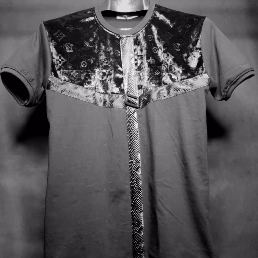 تیشرت مشکی طرح دار نخ پنبه مخمل