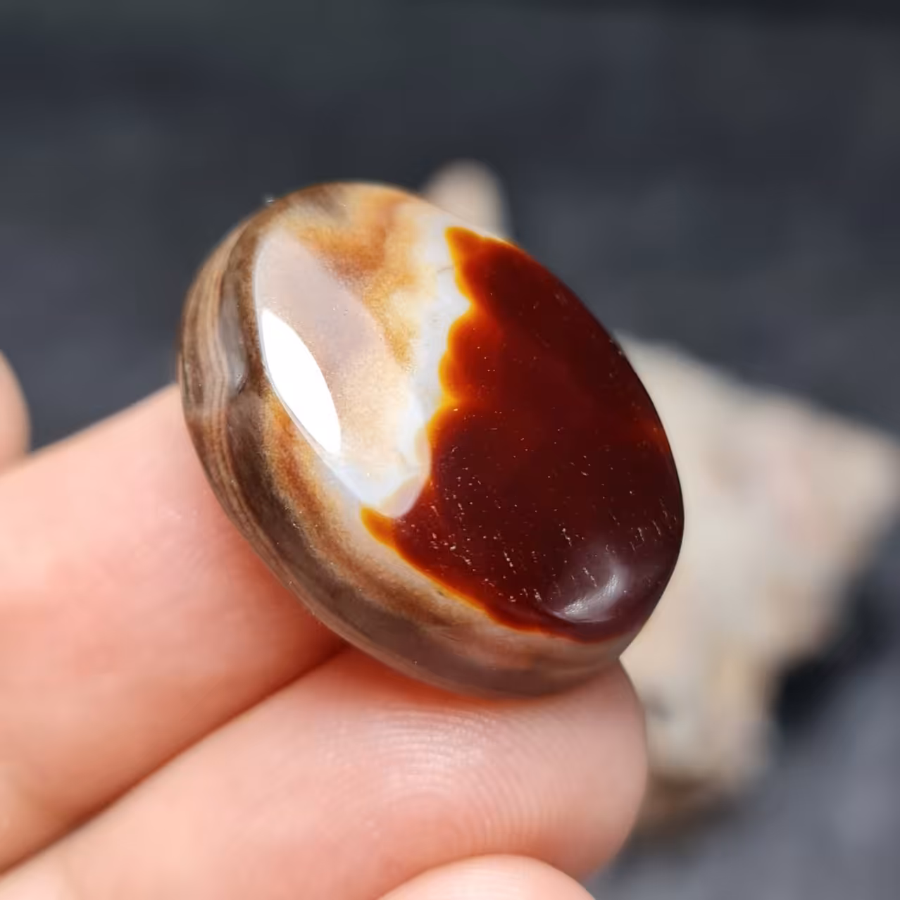 نگین فوق العاده زیبای سنگ عقیق  سه پوست خاص اصل خراسانی
کد  27174