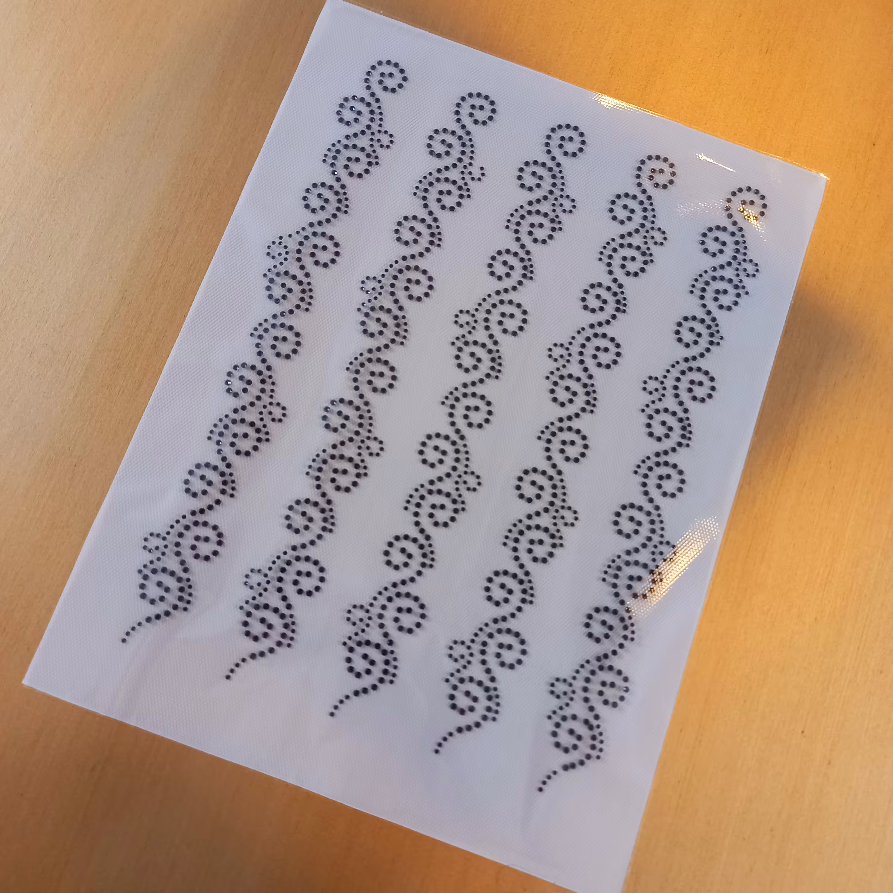 نگین حرارتی طرح پیچی تو پر . چادر . نگین چادر . مانتو . نگین چسبی . جوراب . ساق