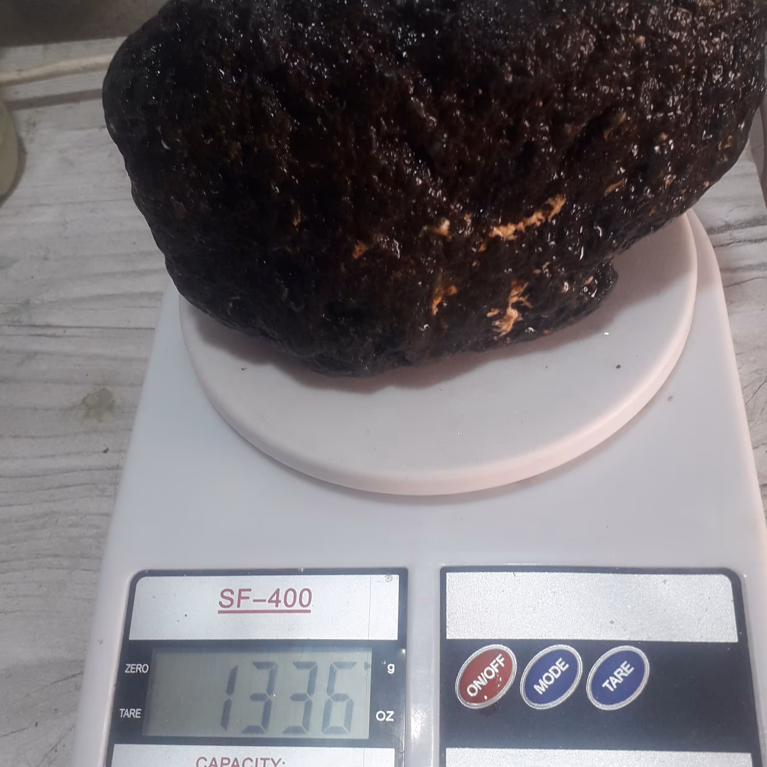 سنگ یشم سبز پررنگ وزن1336گرم مناسب برای همه کارهای سنگی قیمت 750000تومان گالری عقیق خزری 