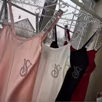 تاپ و شرتک ساتن  
سرشانه نگین VICTORIA SECRET
کد 1839
در دو سایز XL و L
رنگ بندی قرمز 🔴مشکی ⚫️سفید⚪️ کالباسی
