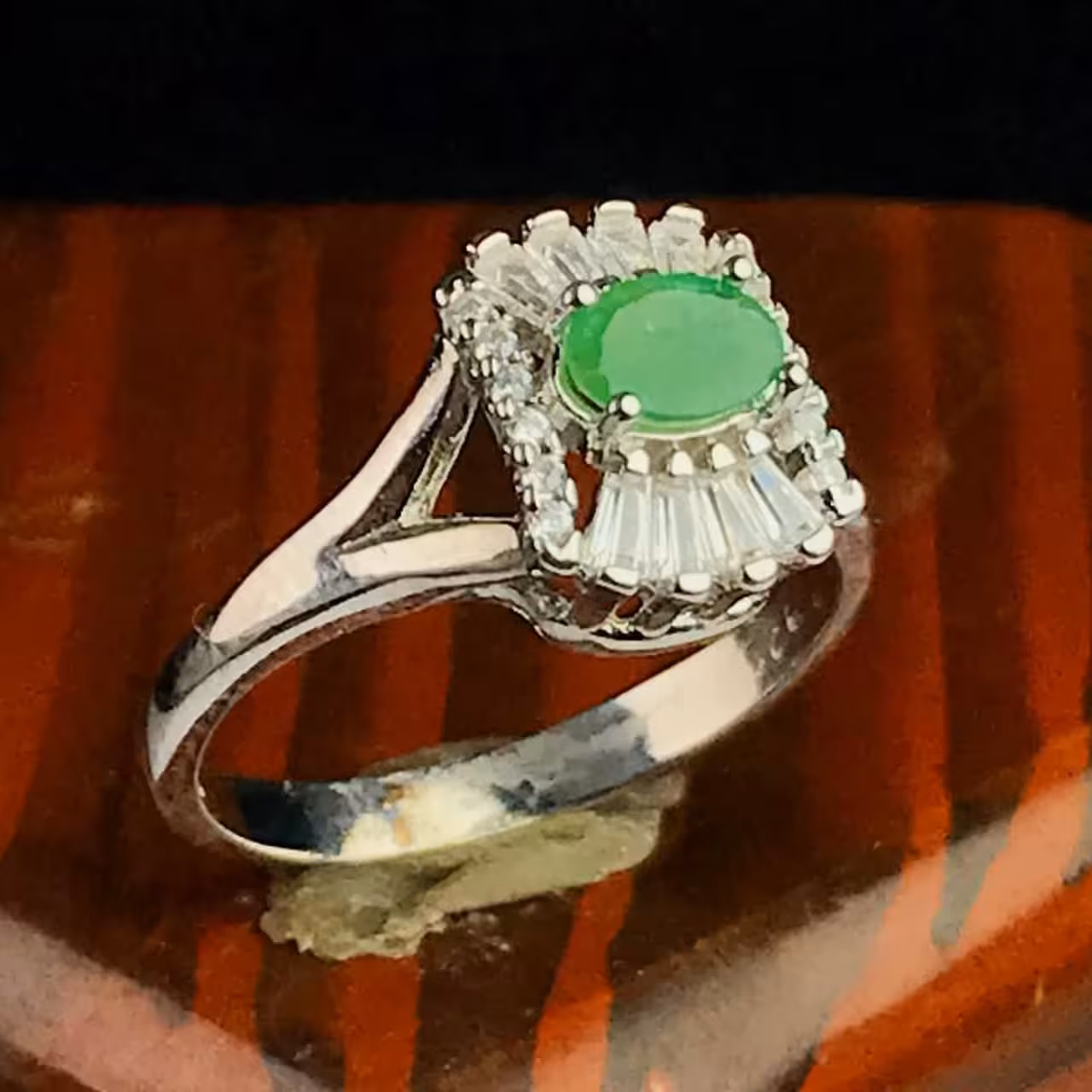 انگشتر زمرد زامبیا اصلی 
چنگی مخراج کاری عیار نقره 925ارسال رایگان 