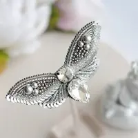 سنجاق سینه جواهردوزی شده شاپرک نقره ای