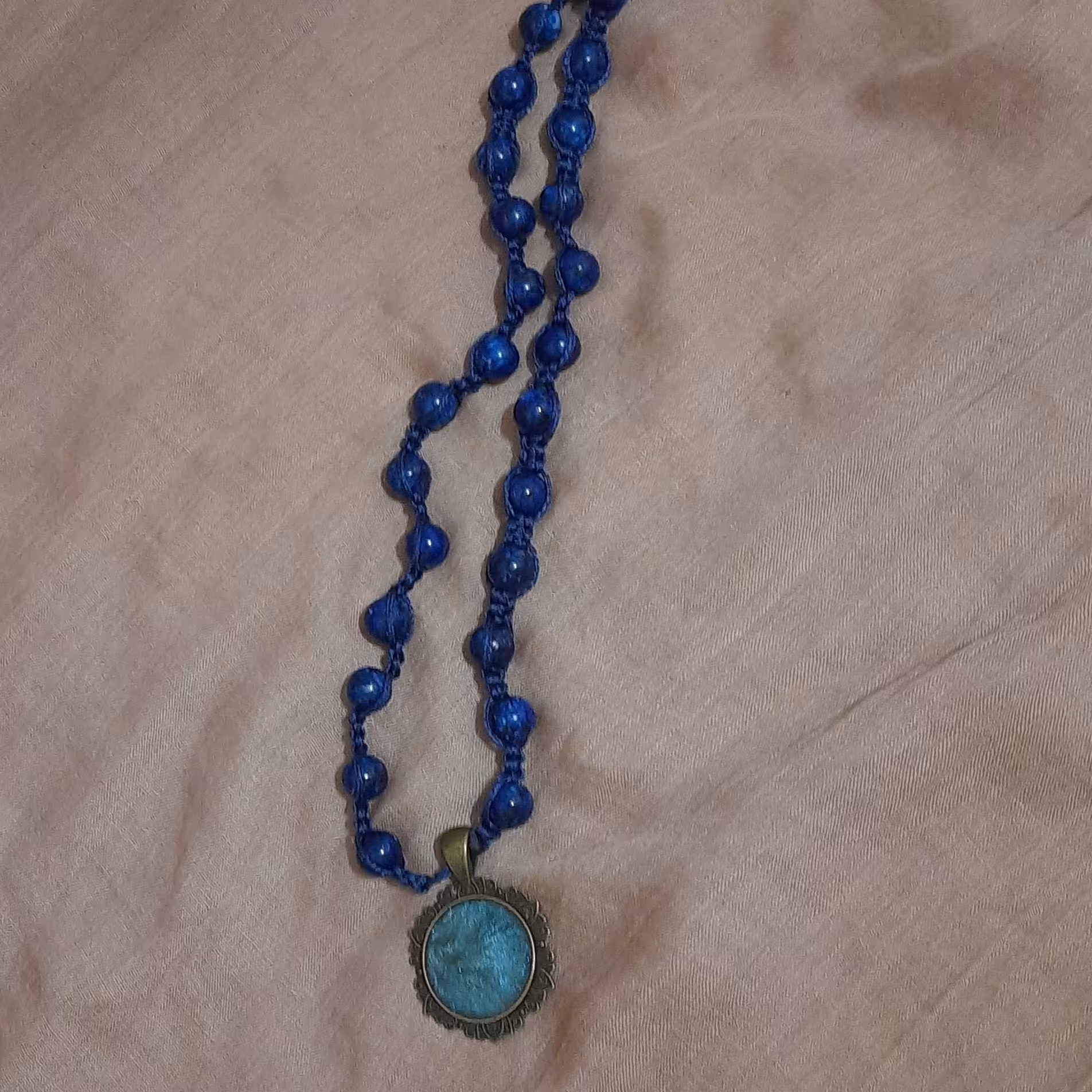 گردنبند  رومانتوئی سنگ لاجورد و قاب برنز و رزین اسپورت