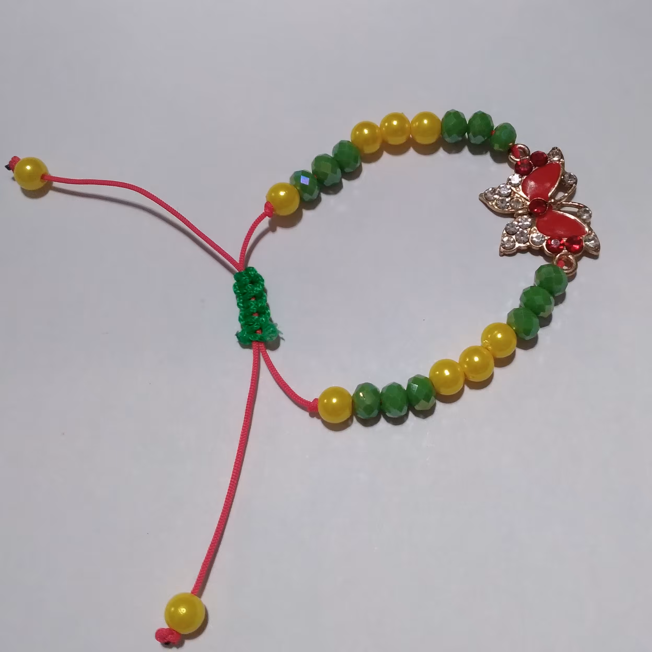 دستبند مخلوط کریستال و مروارید با پلاک پروانه 