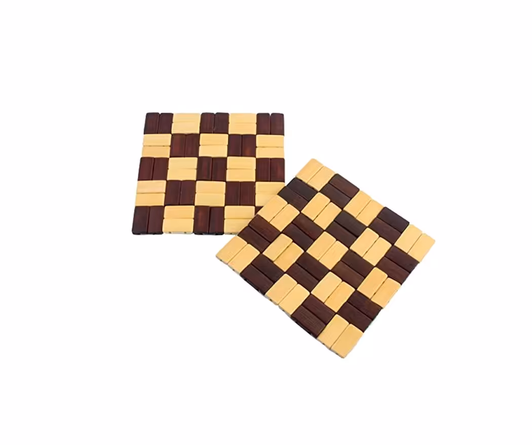 زیر قابلمه ای چوبی شطرنجی