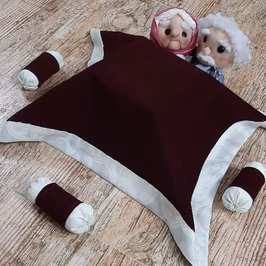 کرسی تزیینی شب یلدابه همرا عروسک مادر بزرگ و پدر بزرگ