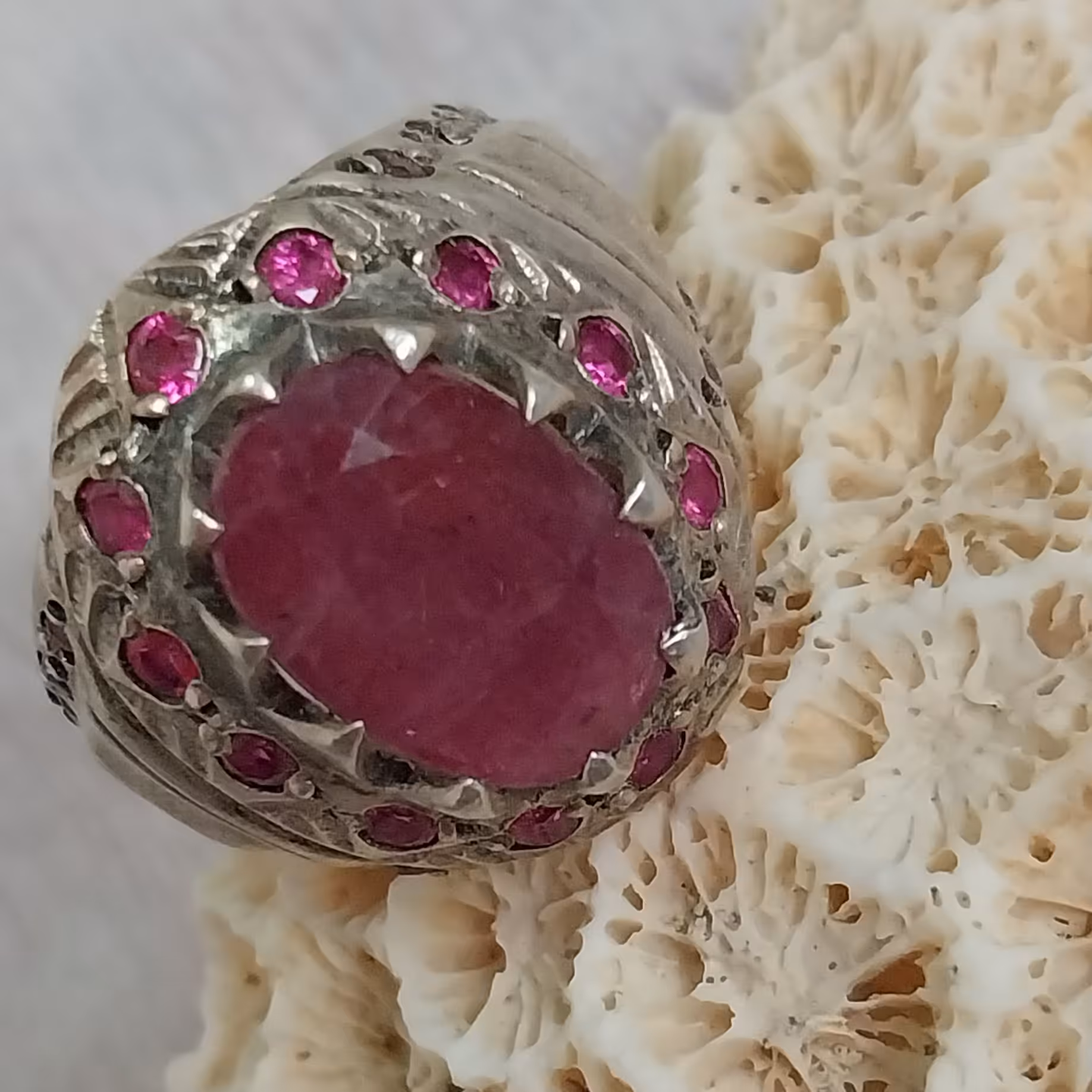 انگشتر نقره دست‌سازنگین یاقوت آفریقایی با32 مخراج یاقوت طبیعی12.74گرم