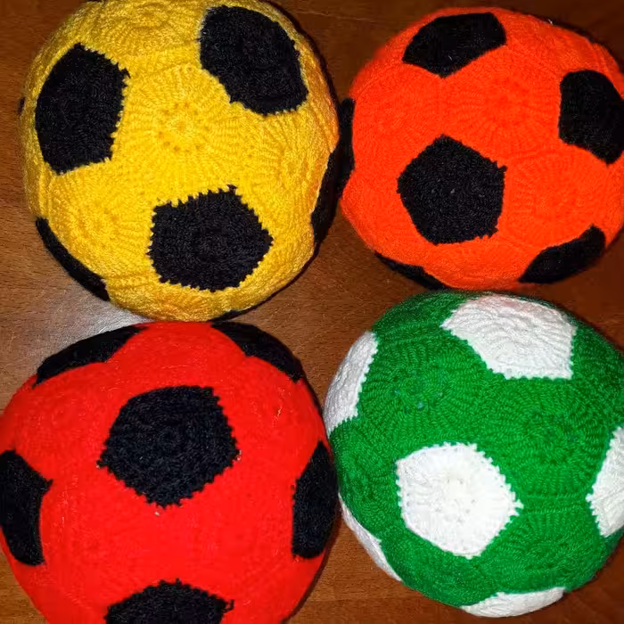 توپ قلاب بافی با کاموا در ابعاد بزرگ اندازه دور تا دور حدود 50 سانت