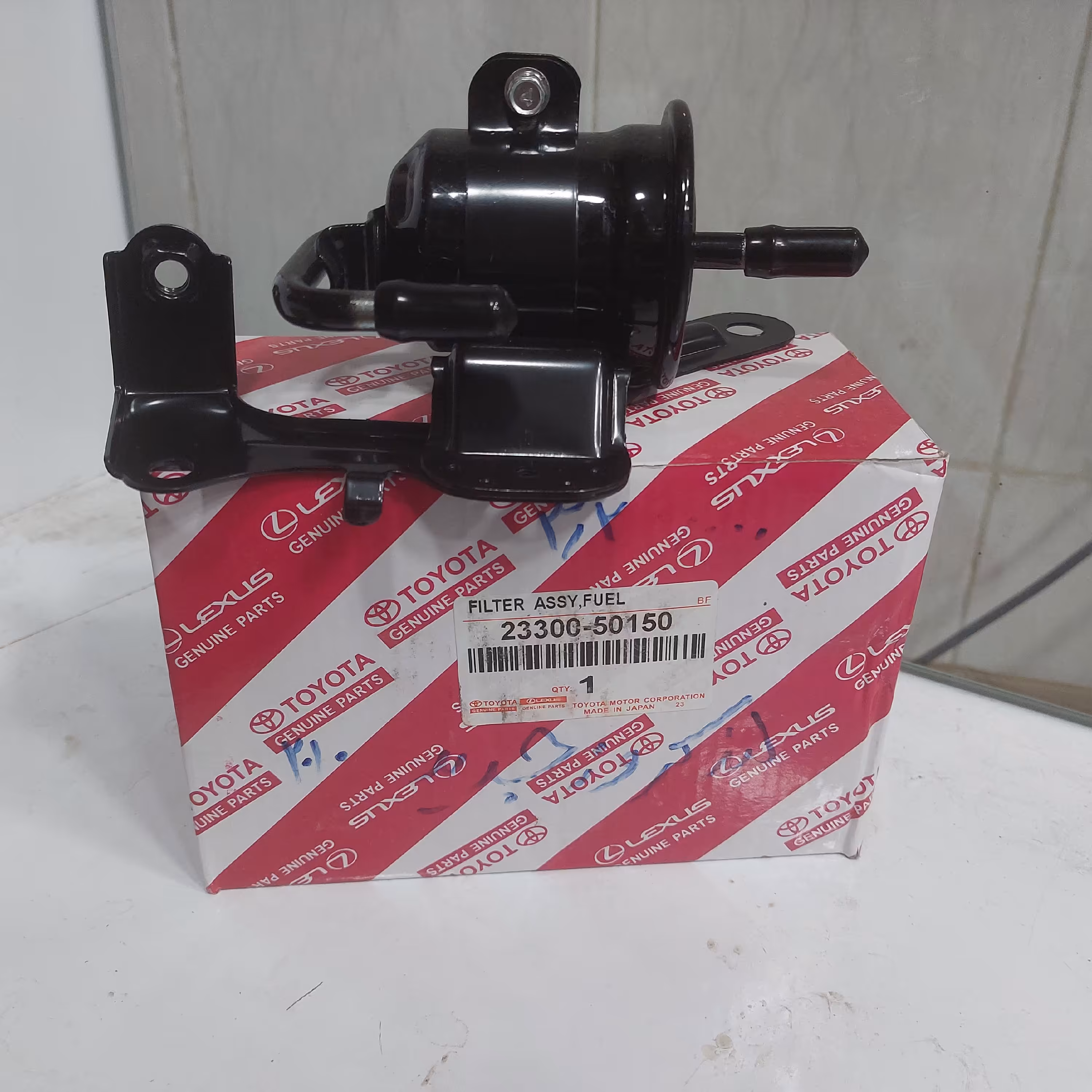 فیلتر صافی بنزین اورجینال شرکتی تویوتا کد  50150-23300  مناسب برای خودروی لندکروز 8 سیلندر 4700 مدل2007 تا 2012 