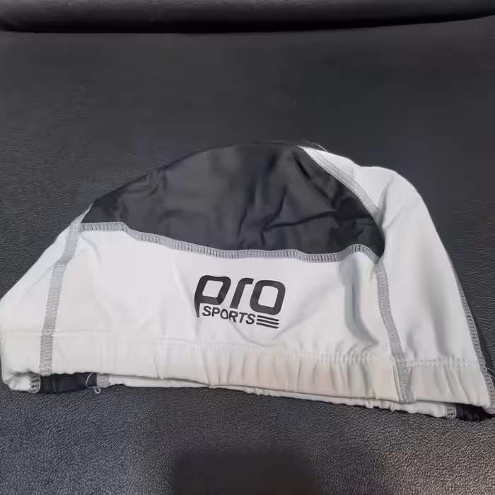 کلاه شنا پرو اسپورتس سفیدمشکی
جنس pu 
